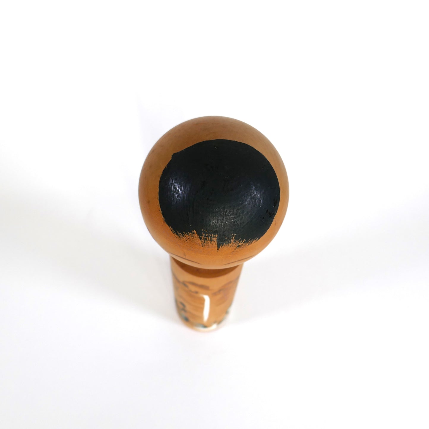 Vue du dessus d’une poupée kokeshi vintage – chevelure noire peinte à la main