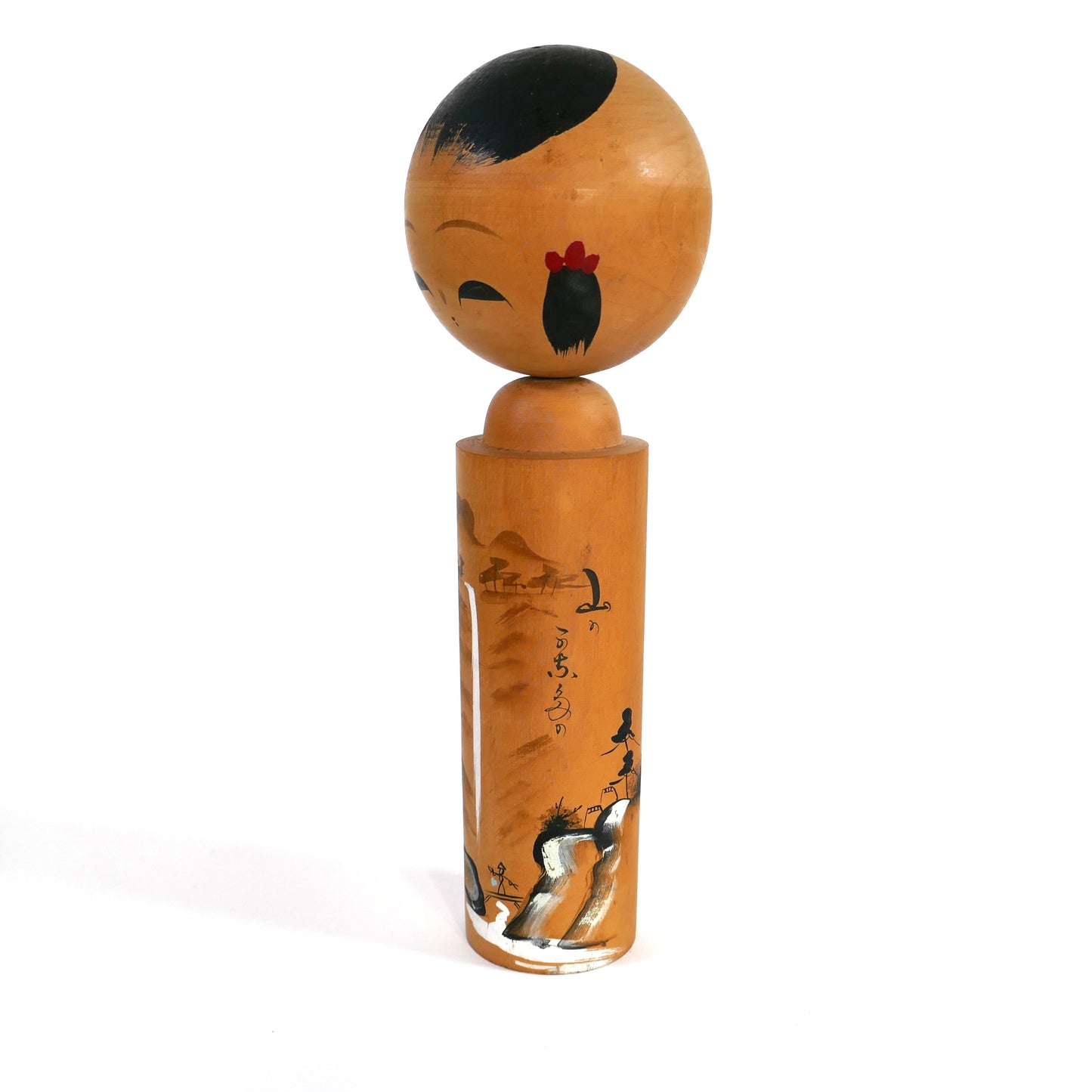 Kokeshi artisanale vintage – profil gauche – paysage japonais avec cascade et montagnes