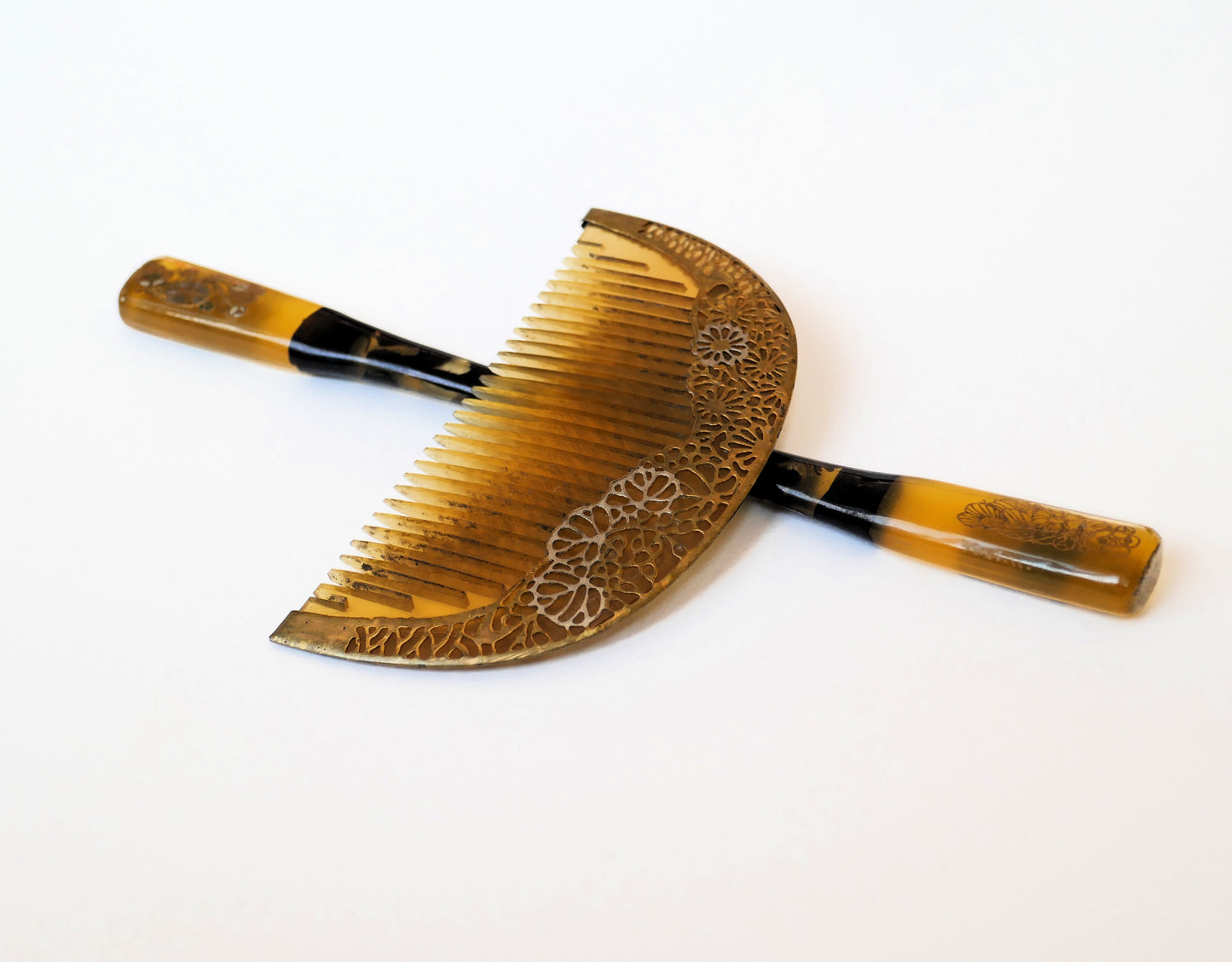 Vue en perspective de l’ensemble Kushi-Kogai, artisanat japonais de l’époque Showa
