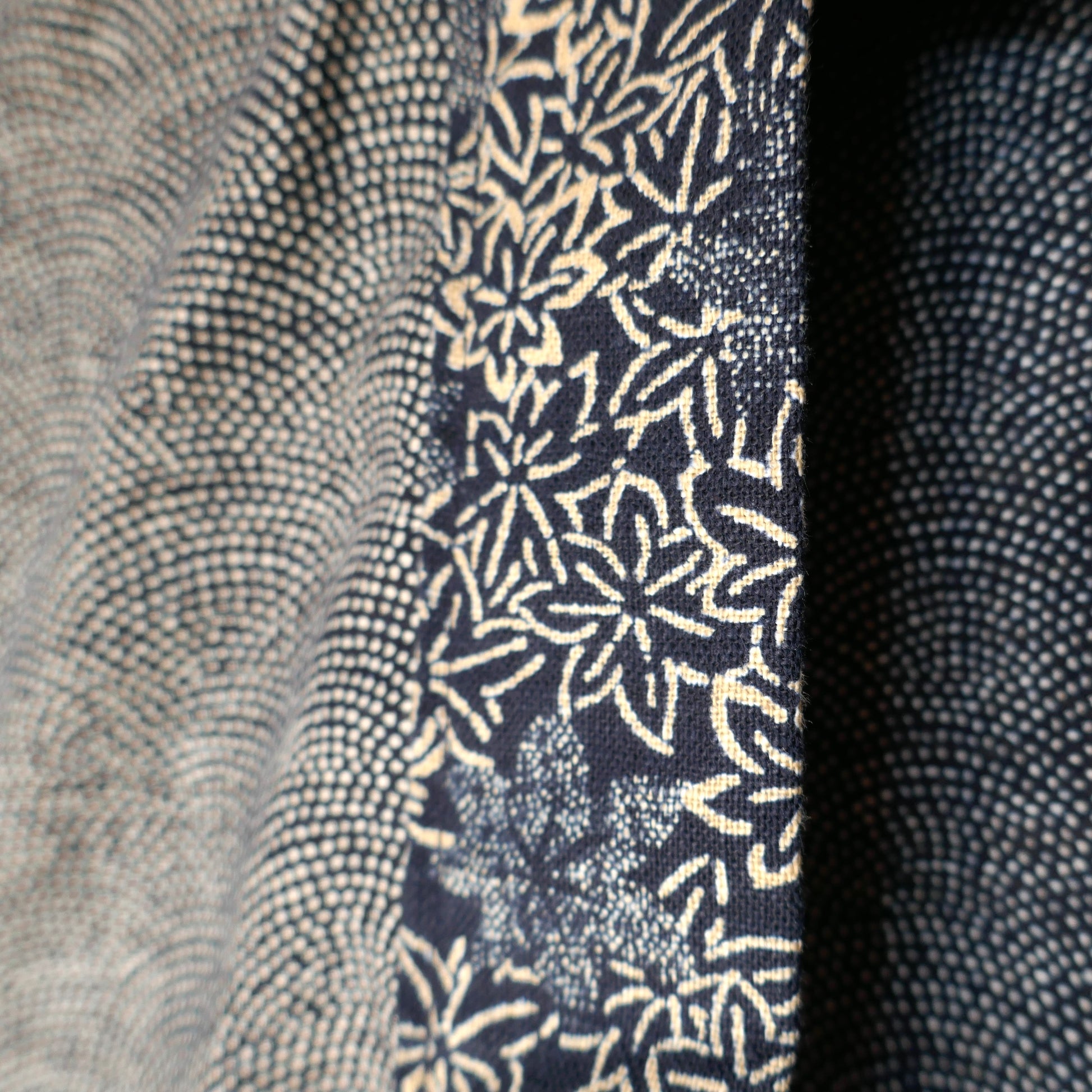 Col de veste kimono japonaise avec motif momiji (érables), tissu traditionnel japonais