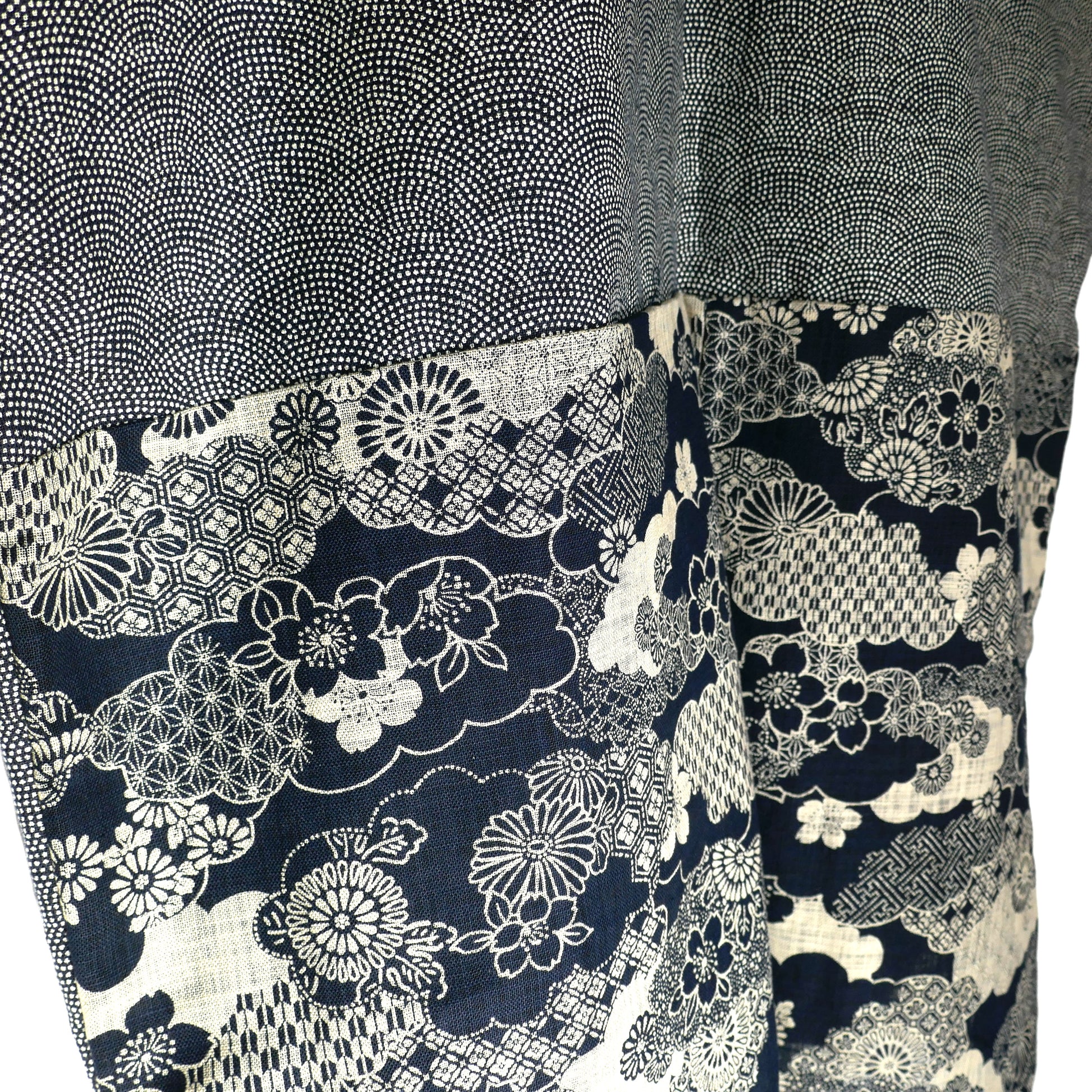 Dos d’une veste kimono haori avec empiècement à motifs japonais : nuages, sakura, géométriques