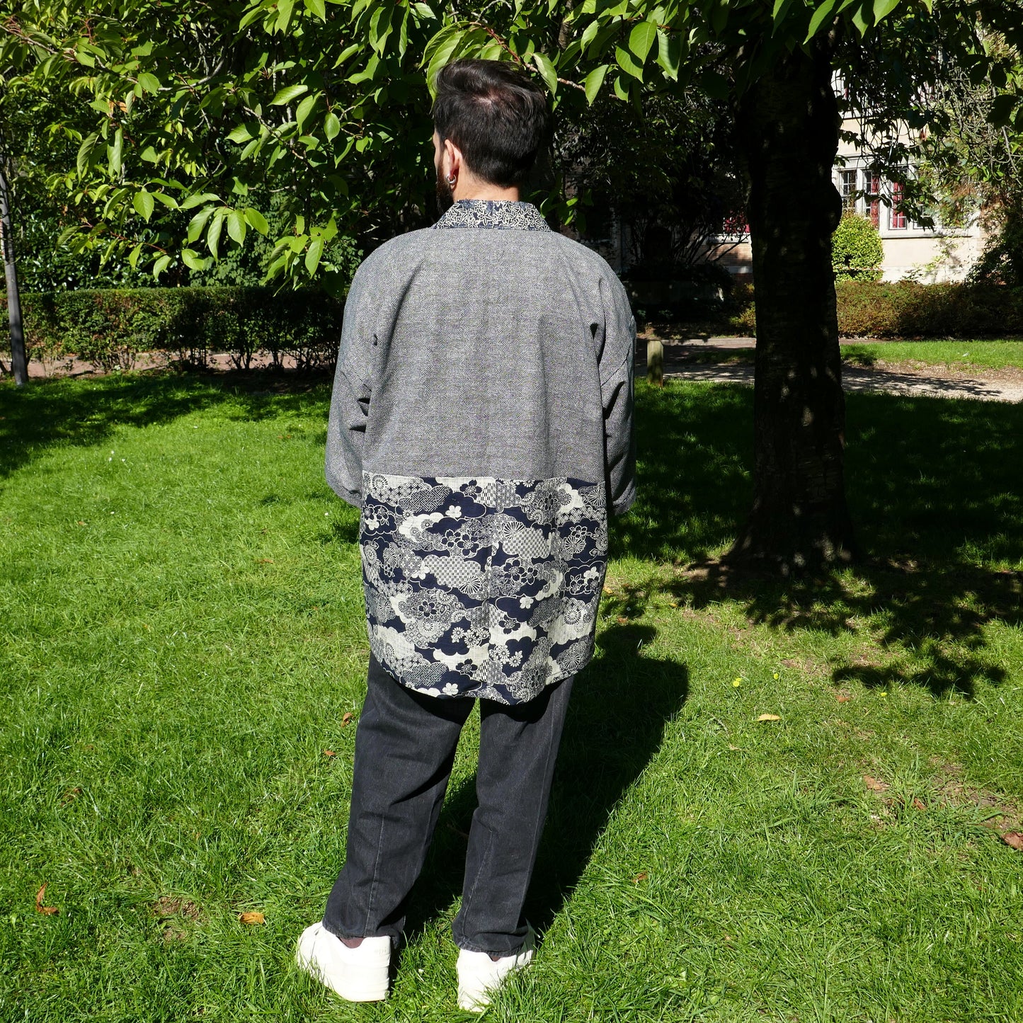 Vue de dos d’une veste kimono japonaise haori, empiècement à motifs traditionnels japonais