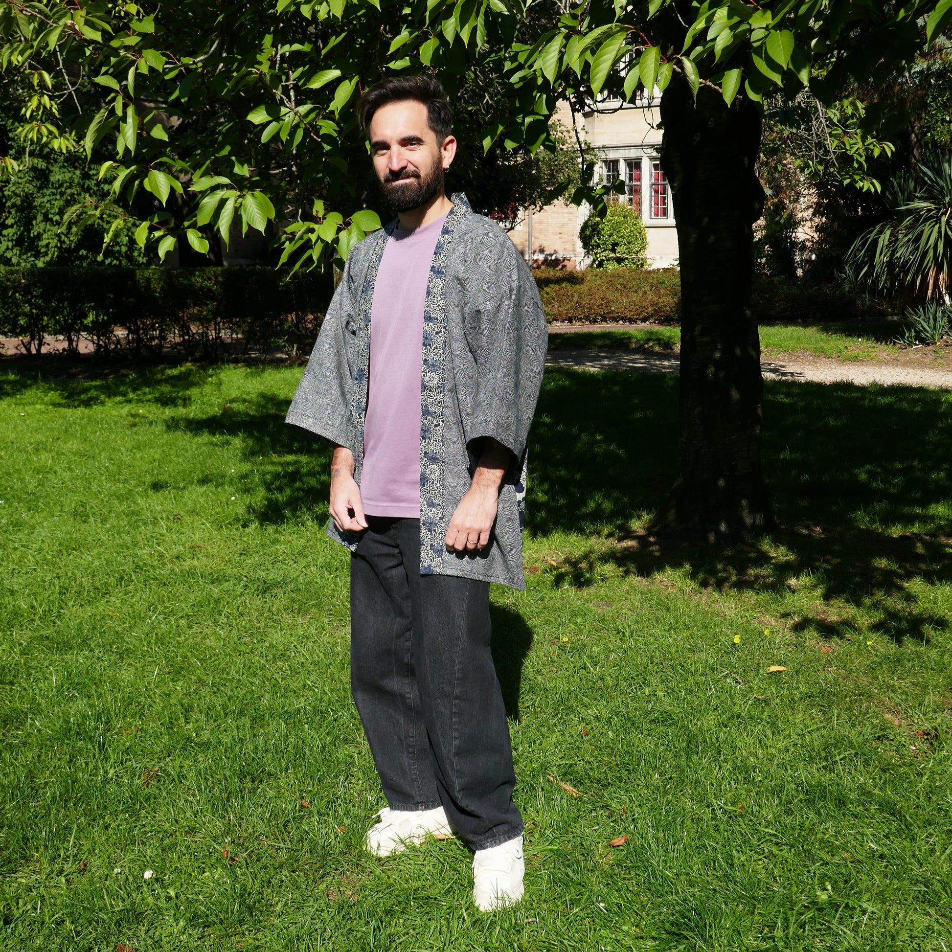 Veste kimono haori portée par un homme, vue de face, coupe ample et unisexe