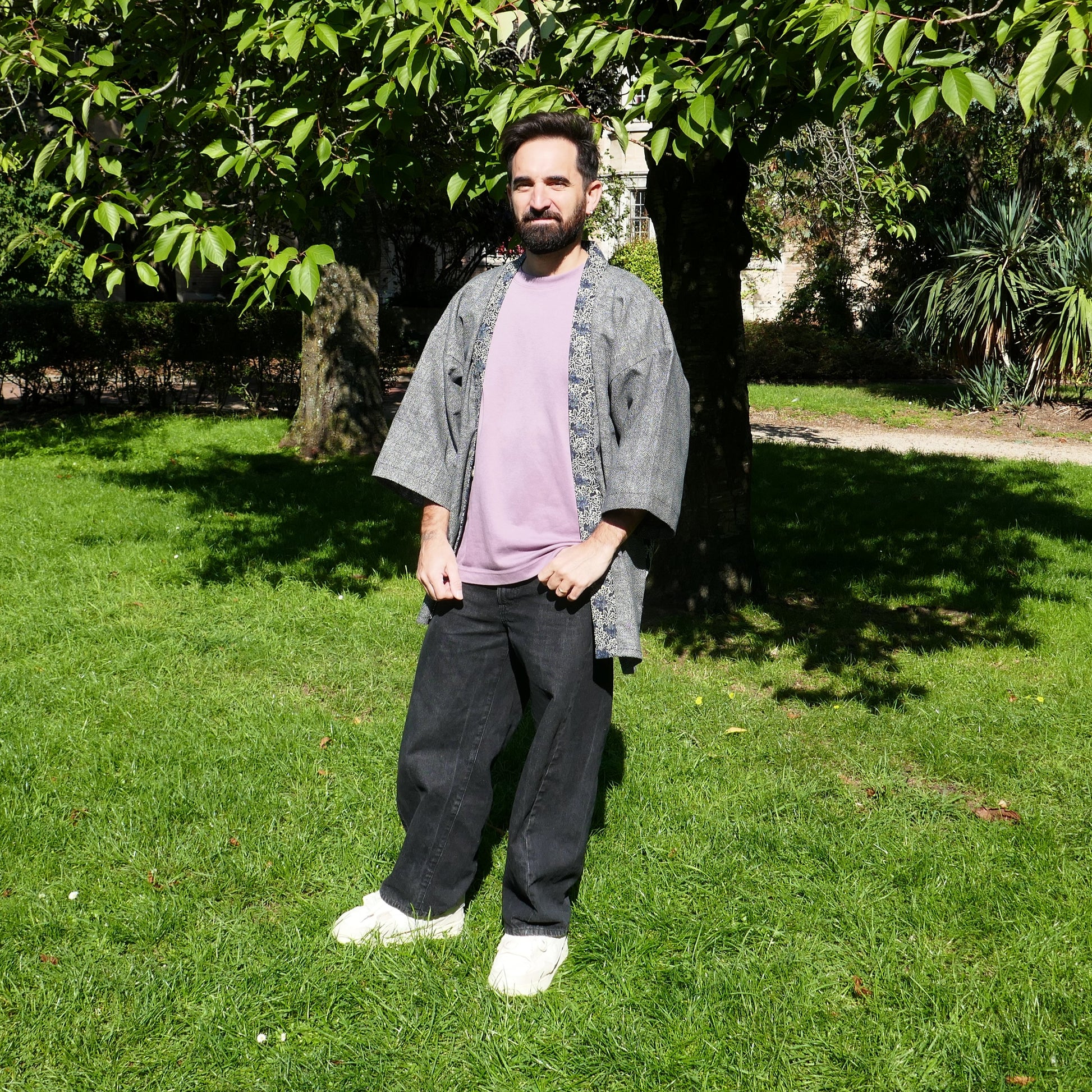 Veste kimono haori portée par un homme, vue de face, coupe ample et fluide