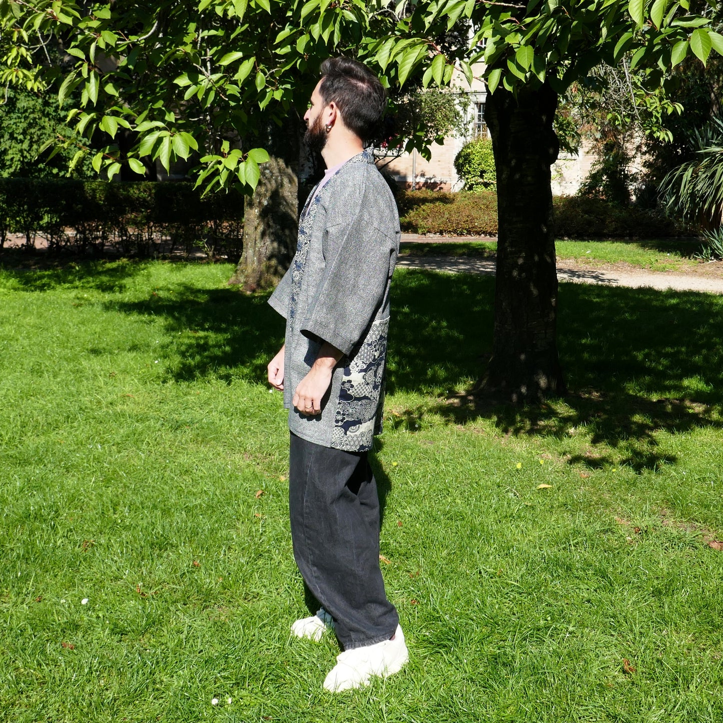 Veste kimono haori portée par un homme, vue de profil, coupe ample et fluide