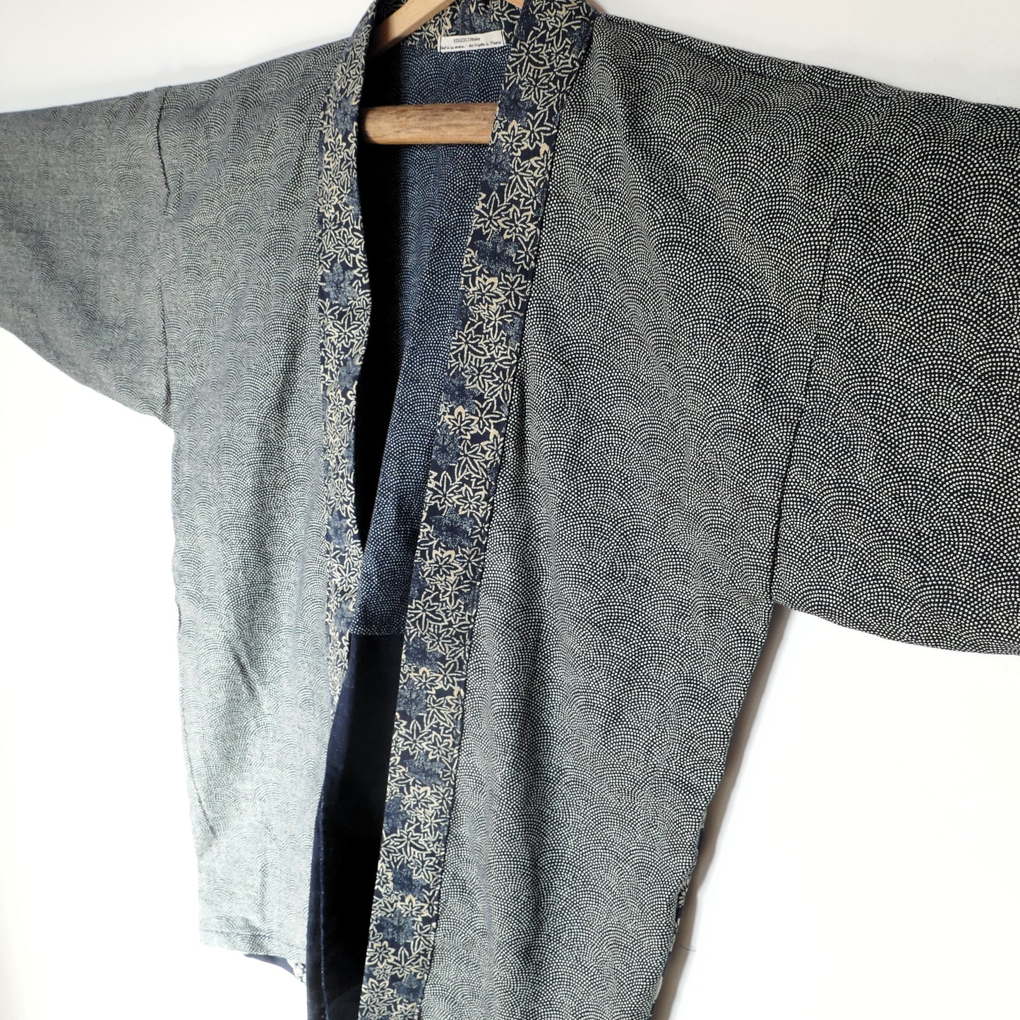 Veste kimono haori vue de dos en biais, contrastes entre tissu samekomon et empiècement traditionnel