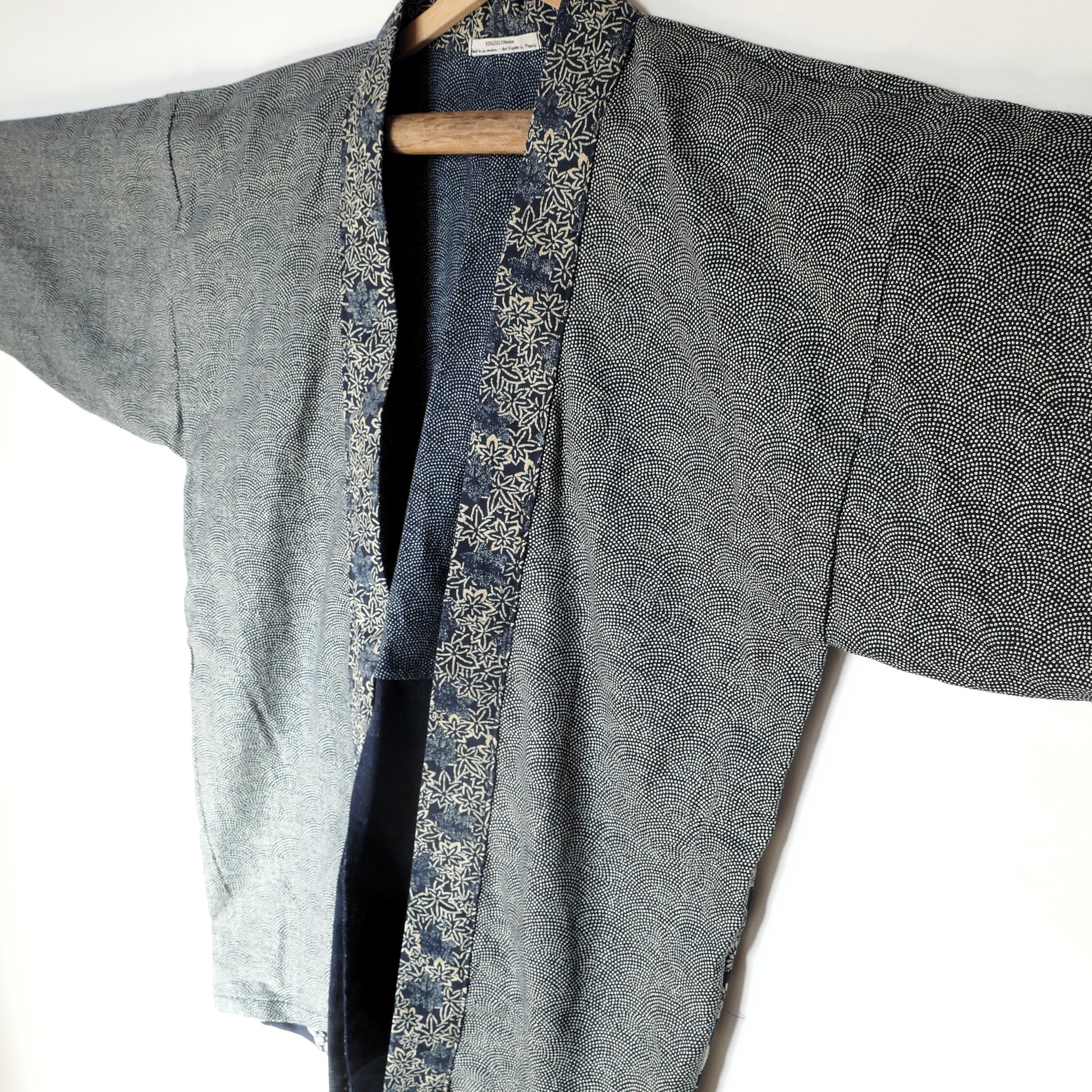 Veste kimono haori vue de dos en biais, contrastes entre tissu samekomon et empiècement traditionnel