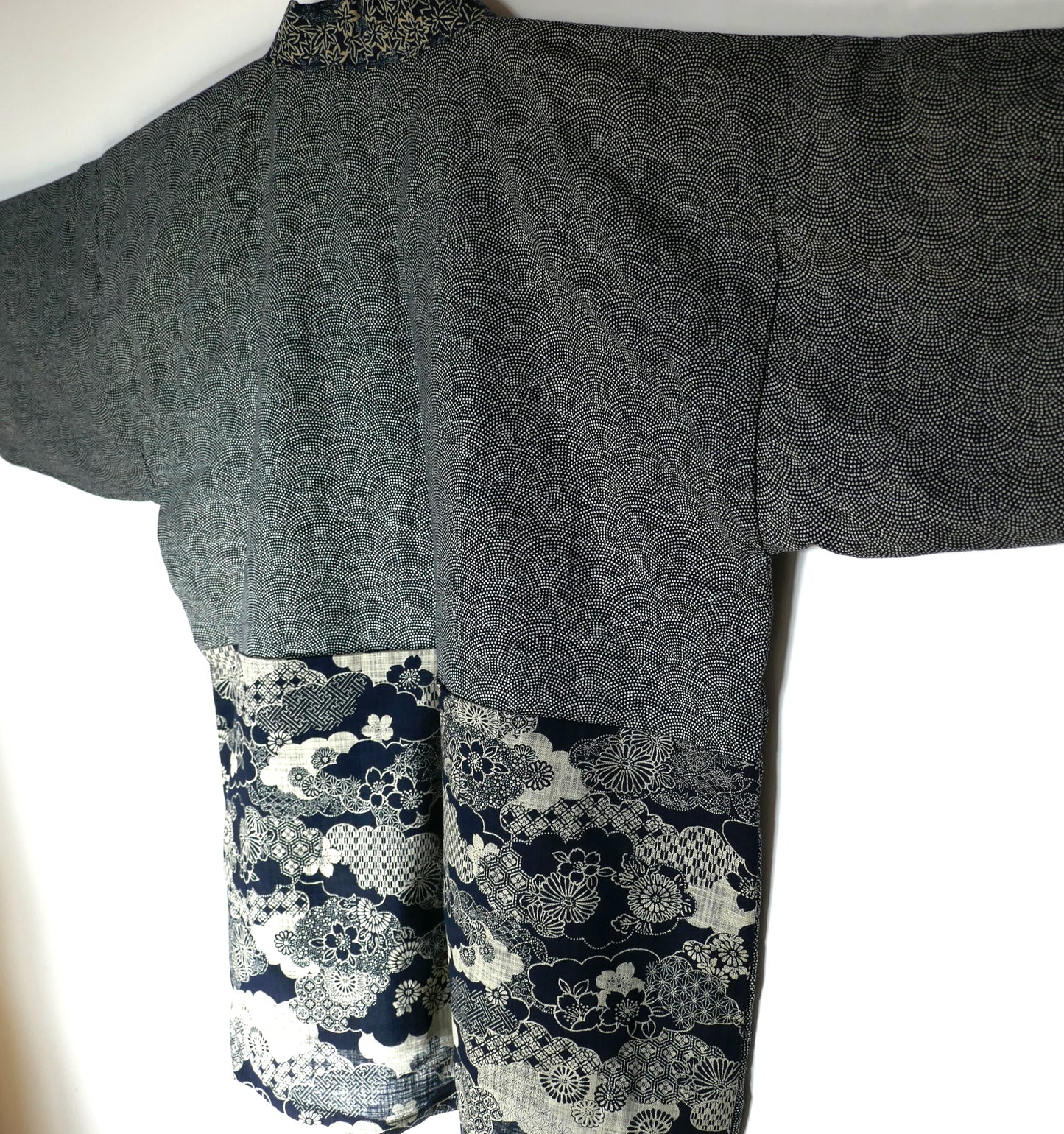 Veste kimono haori vue de dos en biais, contrastes entre tissu samekomon et empiècement traditionnel