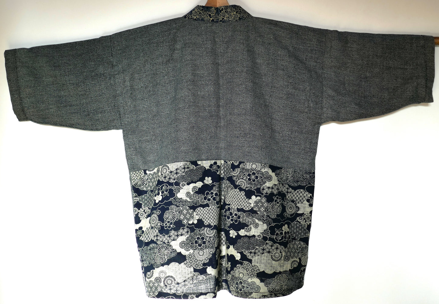 Veste kimono haori vue de dos en biais, contrastes entre tissu samekomon et empiècement traditionnel