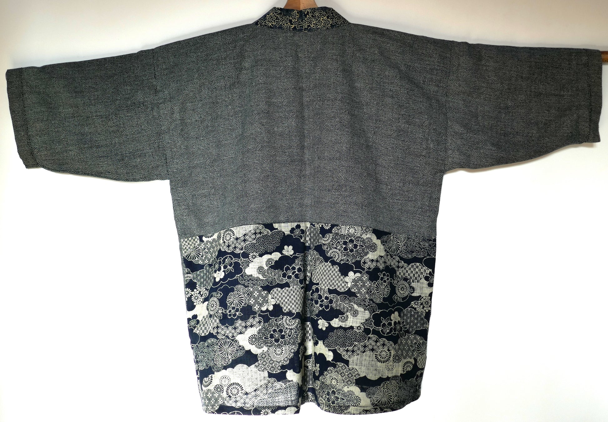 Veste kimono haori vue de dos en biais, contrastes entre tissu samekomon et empiècement traditionnel