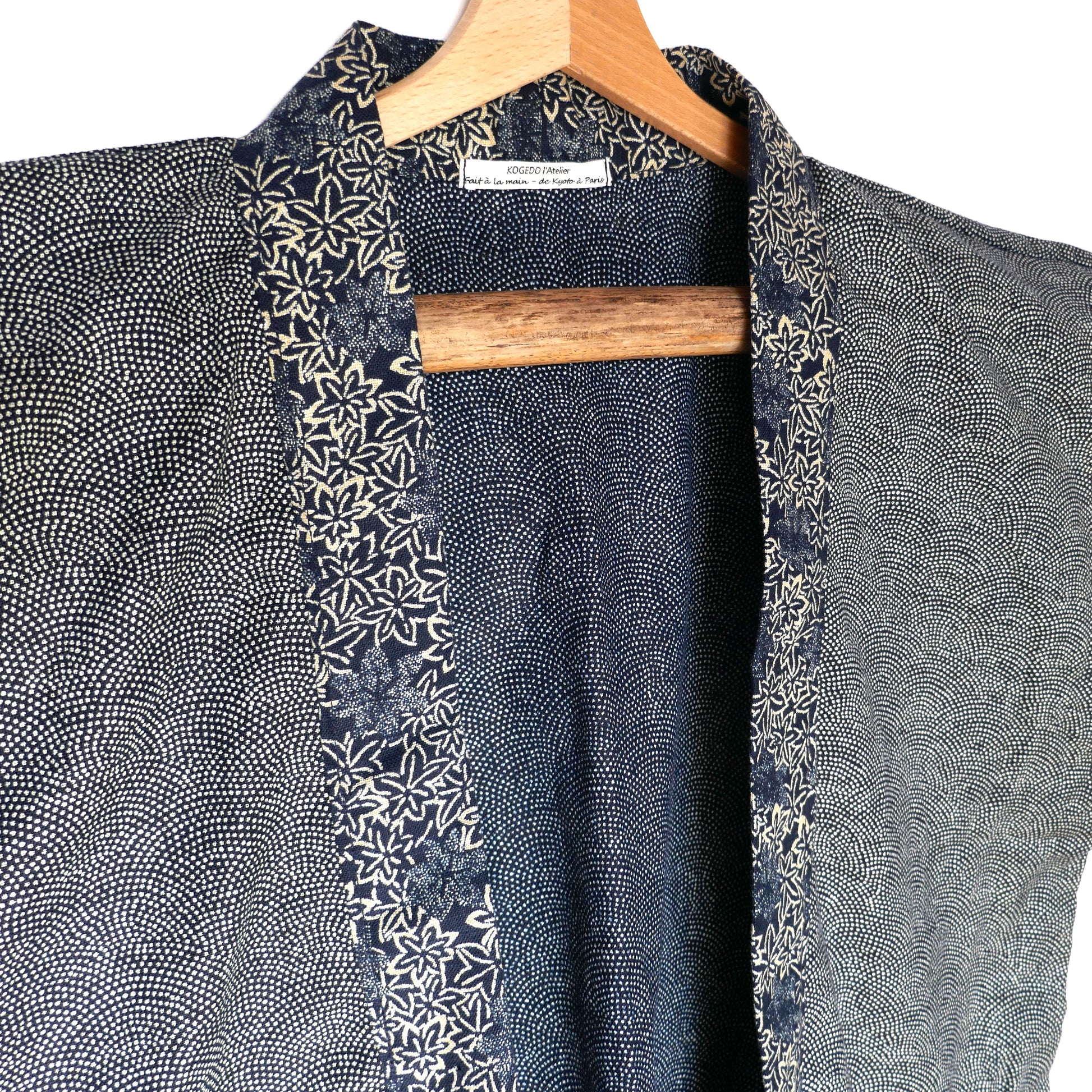 Zoom sur le col à motif d’érable (momiji) d’une veste kimono haori artisanale