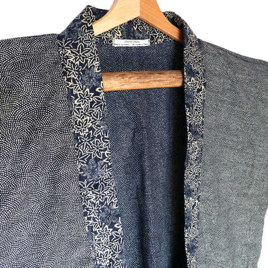 Zoom sur le col à motif d’érable (momiji) d’une veste kimono haori artisanale