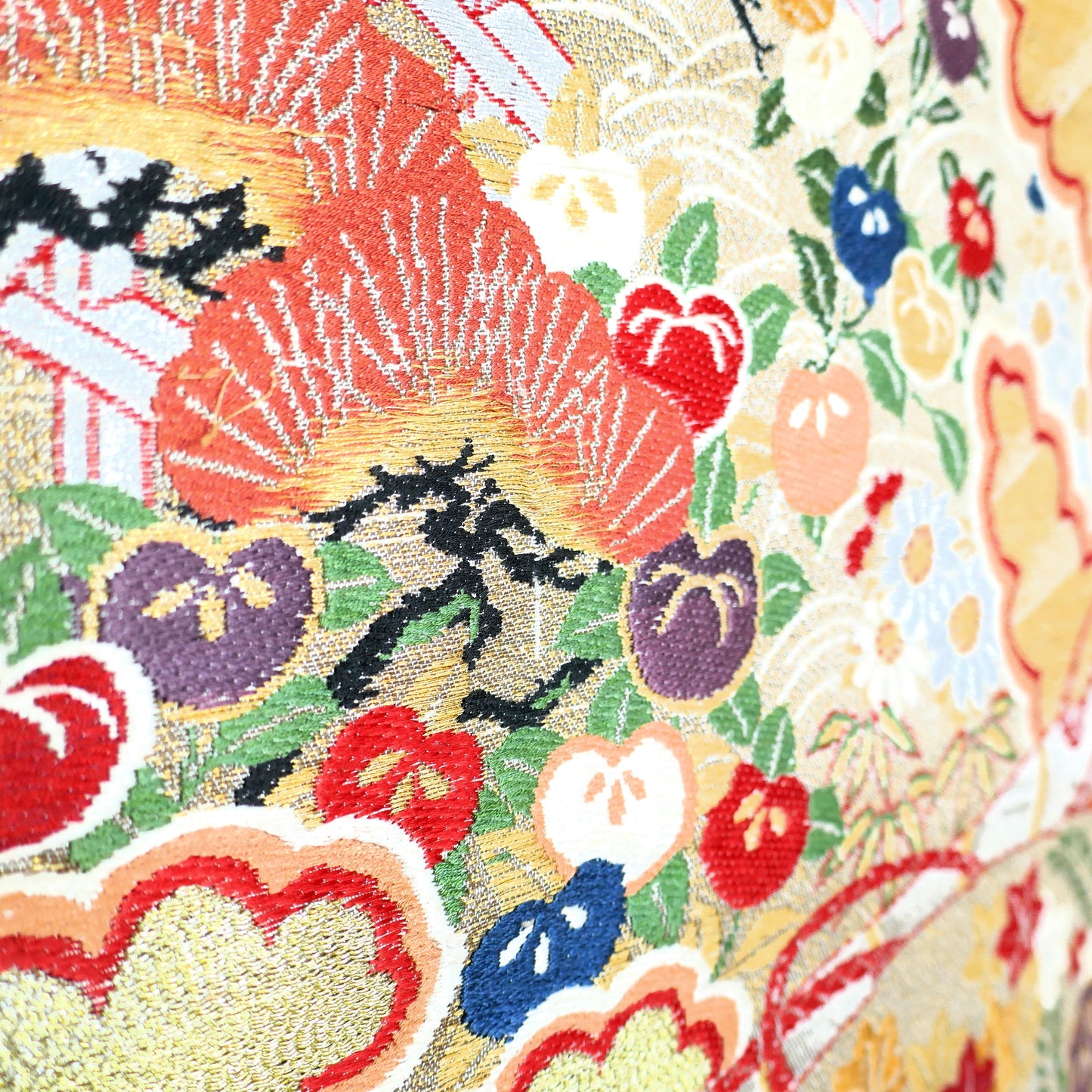 zoom sur le tissage brocart du maru obi en soie kogedo