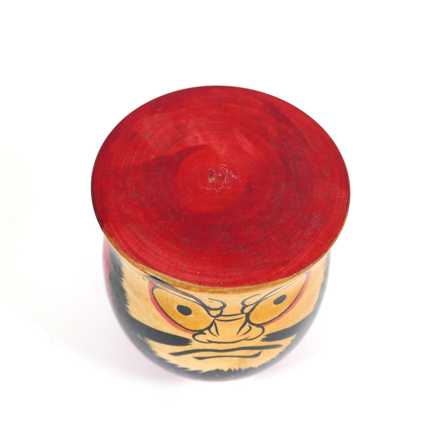 Vue de dessus d'une kokeshi Daruma peinte en rouge, artisanat japonais vintage signé Kawamura
