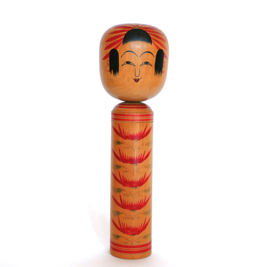 Poupée kokeshi Hijiori traditionnelle de 32 cm avec visage souriant peint à la main, bouche en V rouge vif typique, signée Okuyama Kuraji