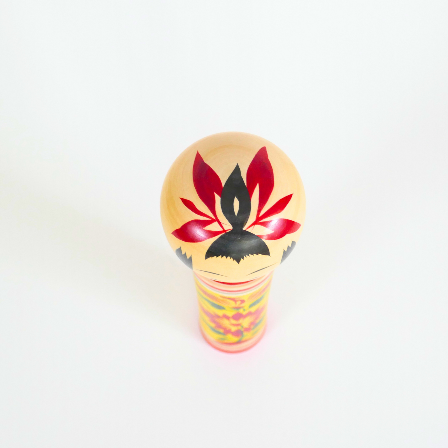 une poupée kokeshi japonaise vintage style naruko vue du dessus