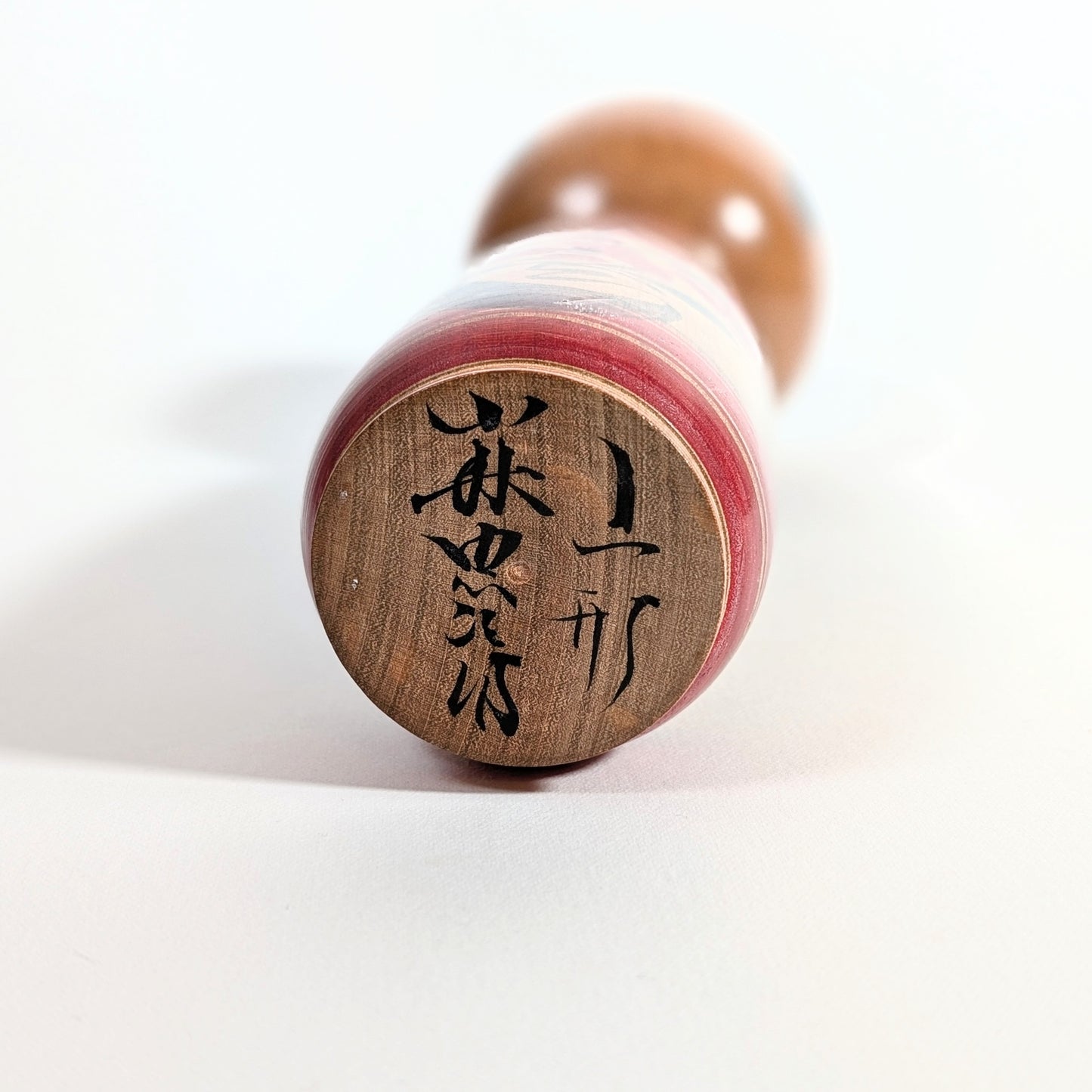 Dessous de kokeshi japonaise en bois avec signature de l’artisan Kobayashi Chujiro, école Yamagata, poupée japonaise traditionnelle période Showa
