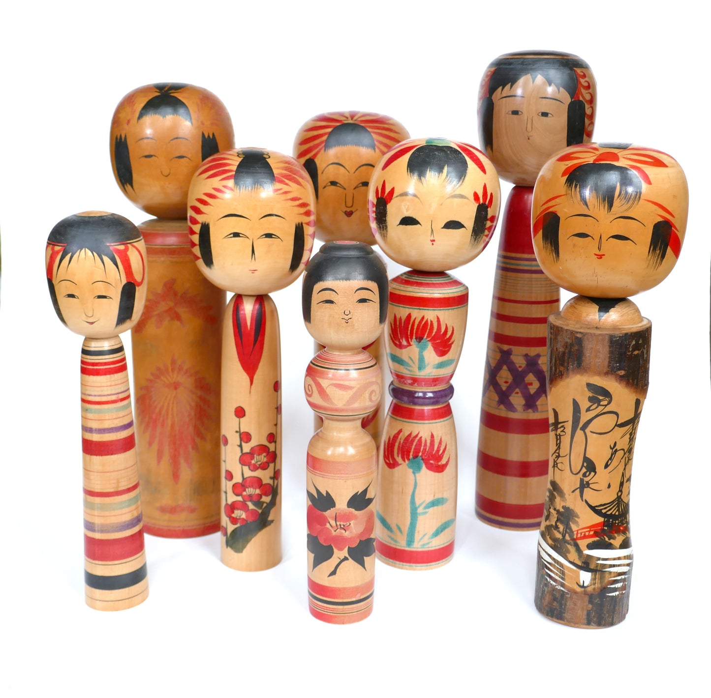 Groupe de kokeshi japonaises vintage – poupées en bois peint de styles traditionnels et omiyage, artisanat ancien proposé par KOGEDO