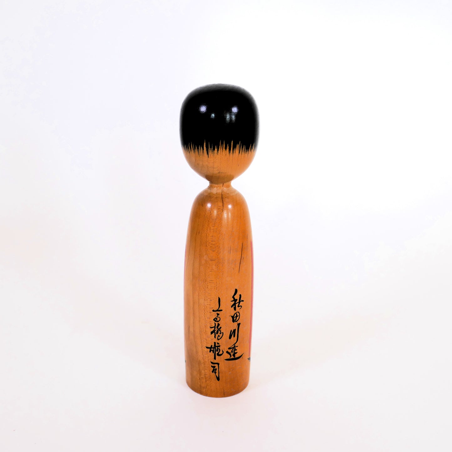 Vue arrière de la kokeshi Kijiyama de Takahashi Yuji – poupée japonaise vintage en bois peint