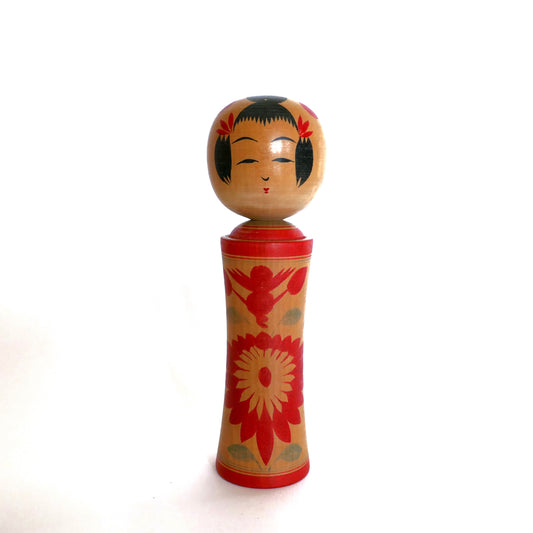 Kokeshi traditionnelle japonaise Naruko vue de face, en bois peint, signée Kojima Chōjirō.