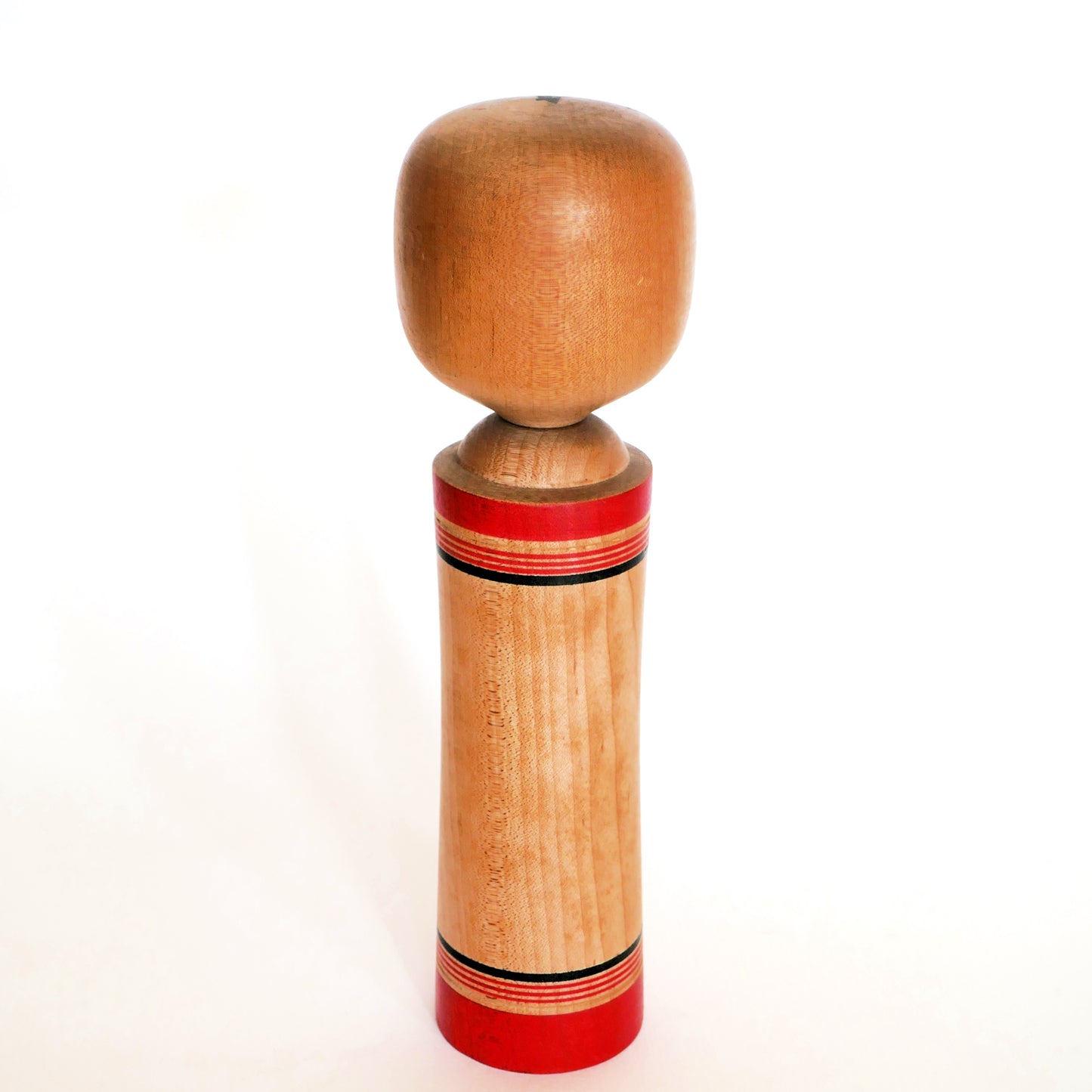Vue arrière d’une poupée kokeshi traditionnelle japonaise de Honda Isao.