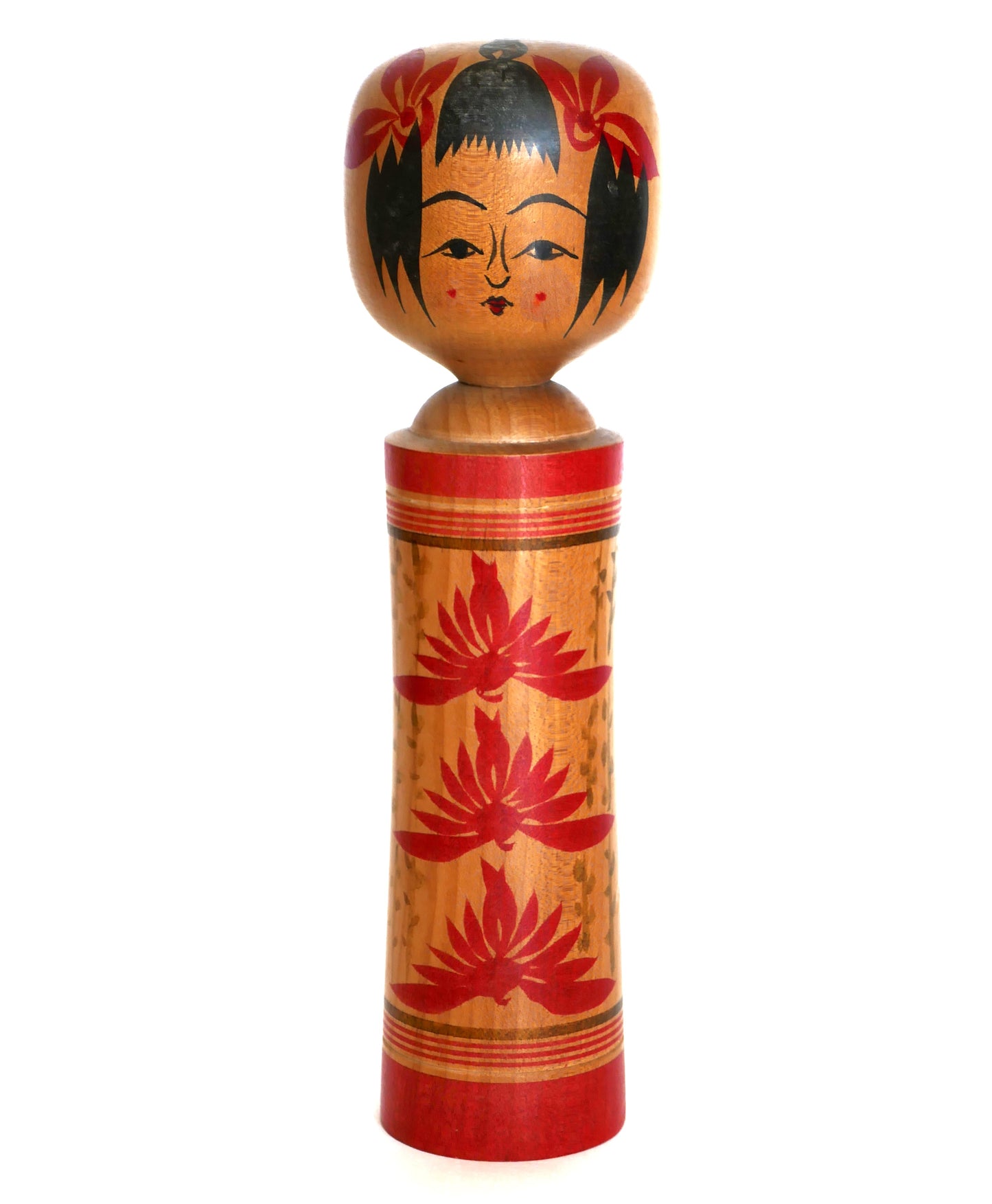 Vue frontale d'une kokeshi japonaise de collection, style Naruko, signée Honda Isao.