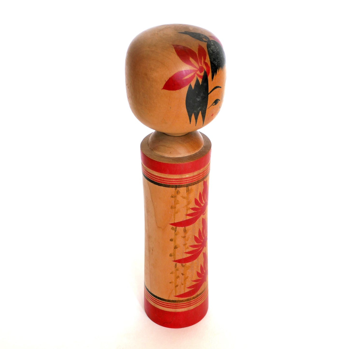 Kokeshi traditionnelle Naruko, artisan Honda Isao, décor floral rouge, vue latérale.
