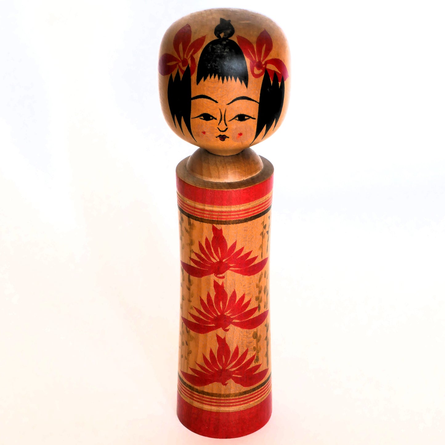 Poupée kokeshi artisanale en bois, style Naruko, décorée de fleurs rouges, visage rafiné