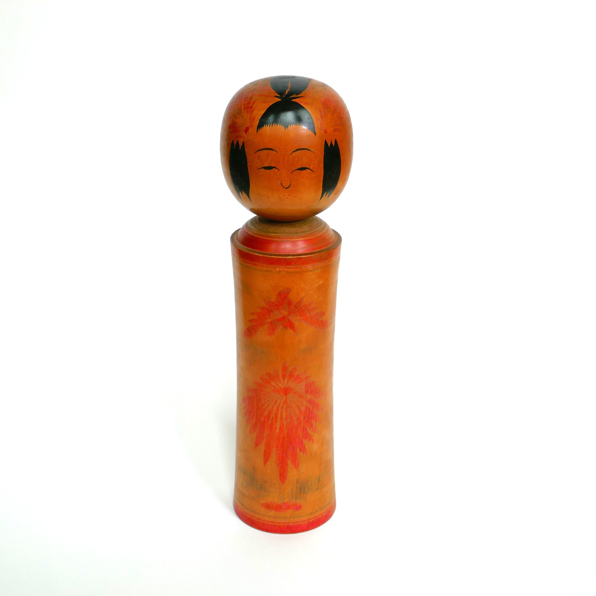 Vue en pied d’une grande kokeshi de 33 cm réalisée par Okazaki Hitoshi à Naruko.
