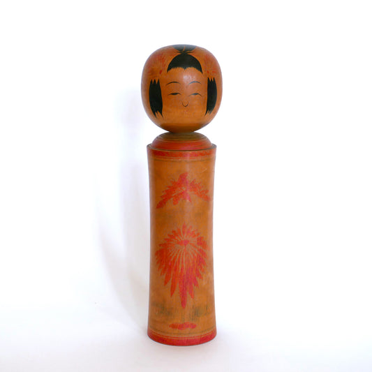 Kokeshi japonaise de Naruko, vue de face, signée par Okazaki Hitoshi, 33 cm.