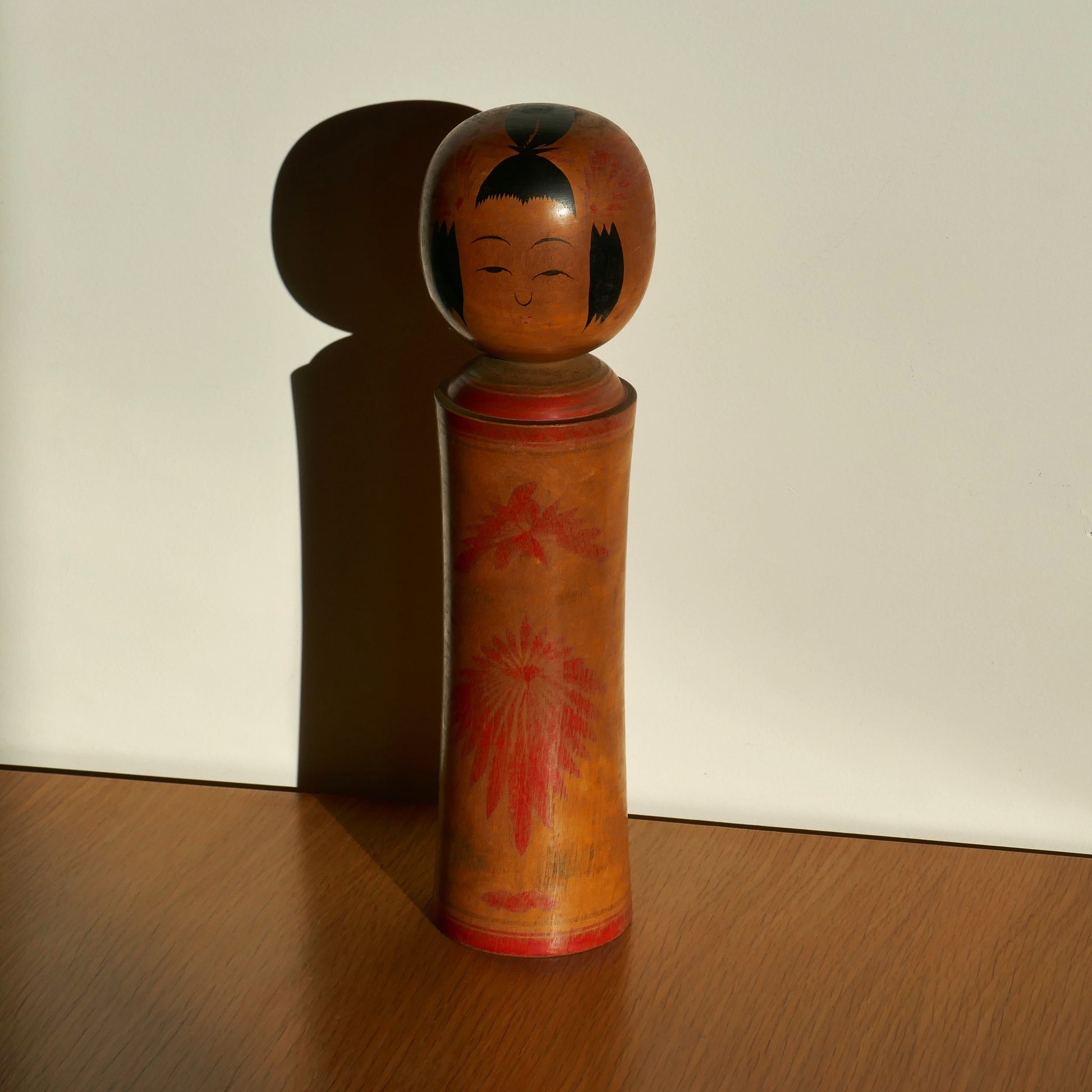 Kokeshi de Naruko de 1963 photographiée en lumière naturelle, artisan Okazaki Hitoshi.