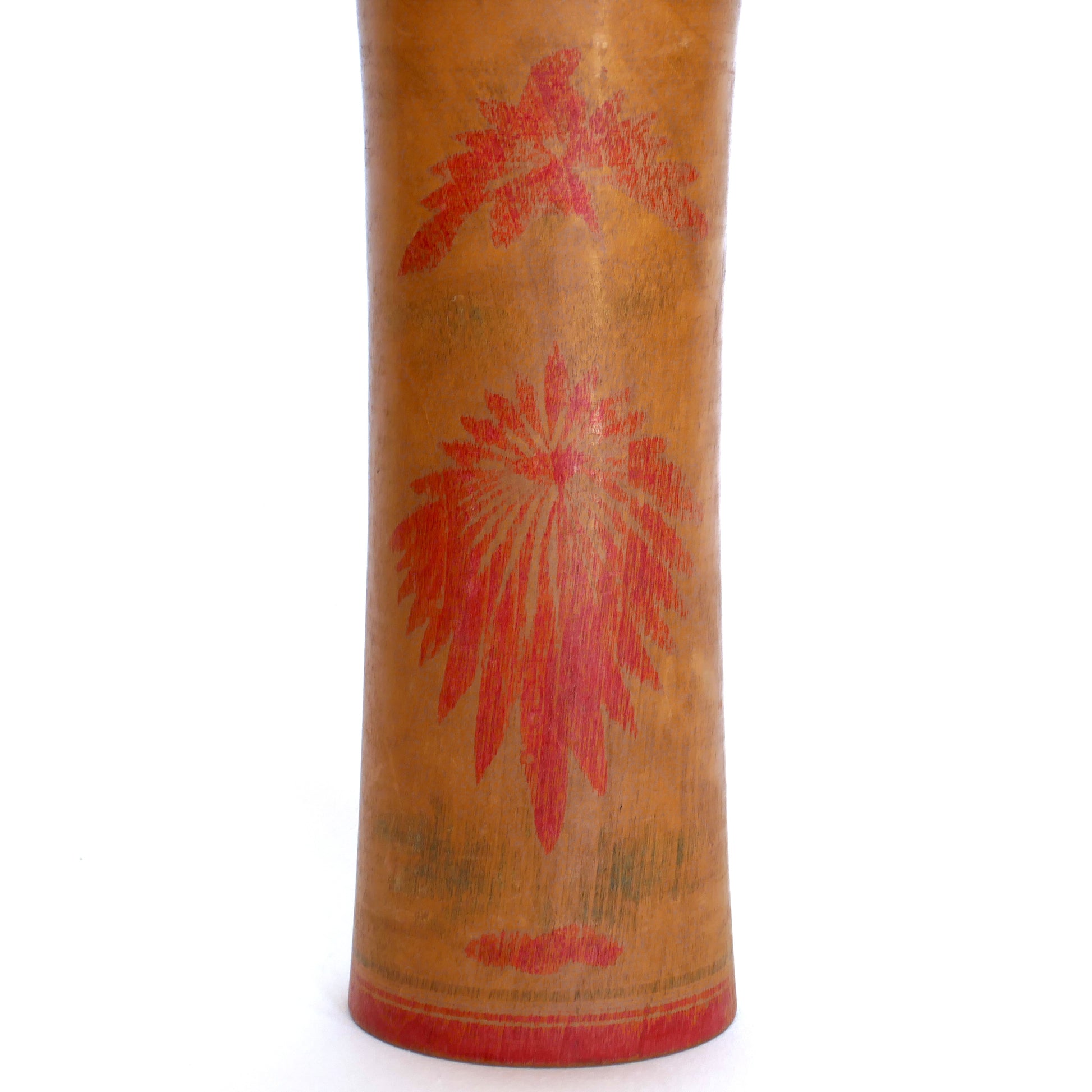 Motifs floraux traditionnels chrysanthèmes rouges sur le corps d’une kokeshi ancienne de Naruko.