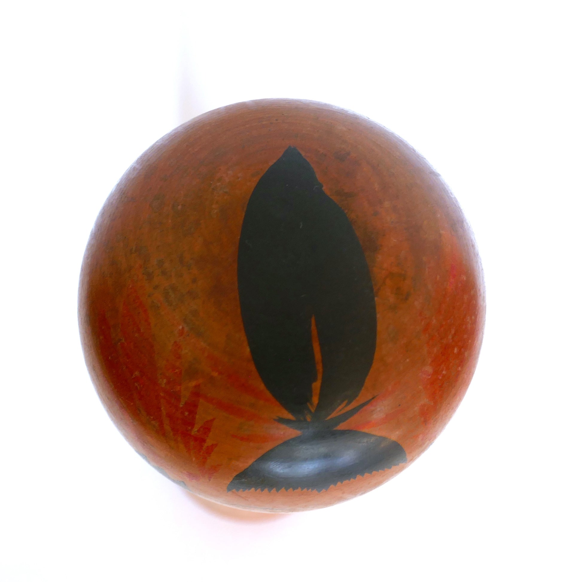 Vue du dessus d’une kokeshi traditionnelle de Naruko signée Okazaki Hitoshi, 33 cm.