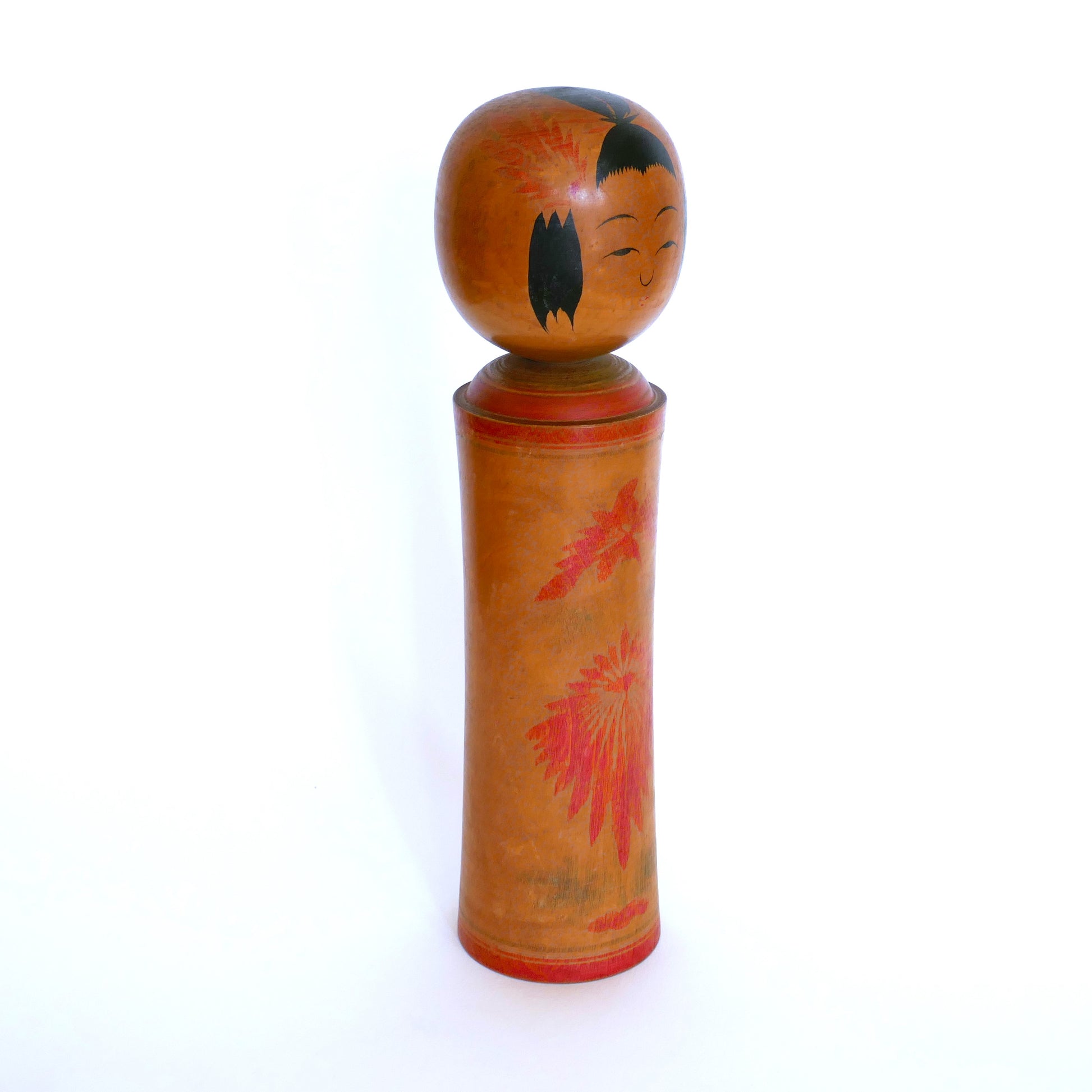 Profil droit de la poupée kokeshi artisanale de Naruko, signée Hitoshi.