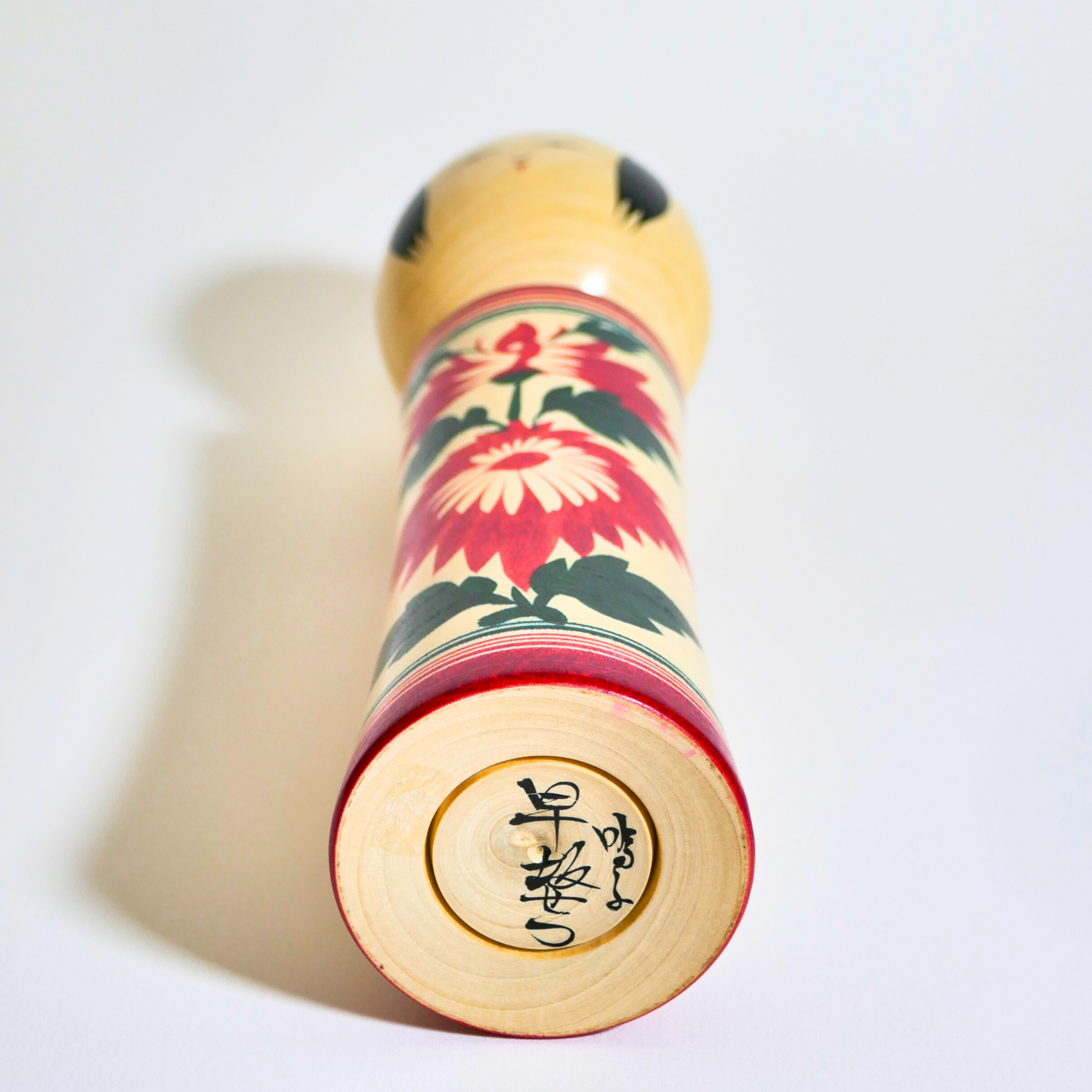 Base en bois avec signature de l'artisane japonaise Hayasaka Setsuko