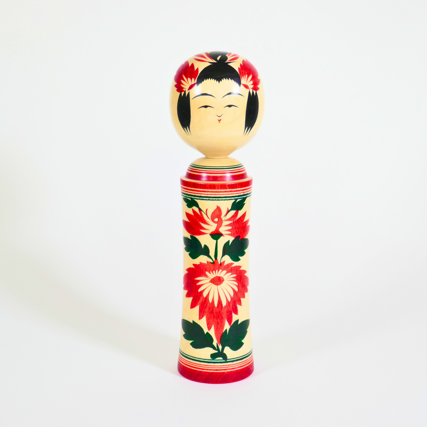 Kokeshi Naruko artisanale de Hayasaka Setsuko avec visage peint et corps en bois naturel
