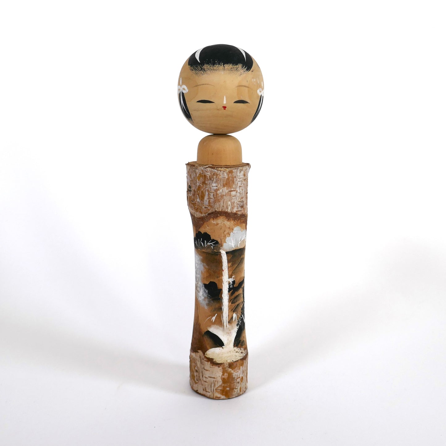 Poupée kokeshi vintage omiyage de Nikkō, vue de face avec peinture de cascade.