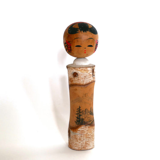 Kokeshi japonaise vintage de type omiyage, décorée d’un paysage de montagne, fabriquée à Akakura.