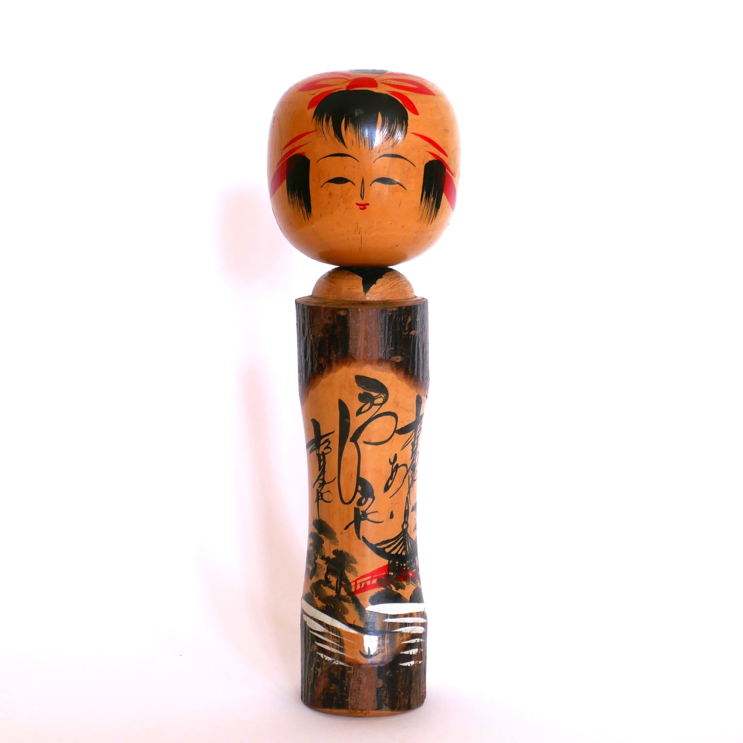 Kokeshi japonaise de type omiyage signée Iwasaki – décor de pont rouge et temple dans la montagne, peinture traditionnelle