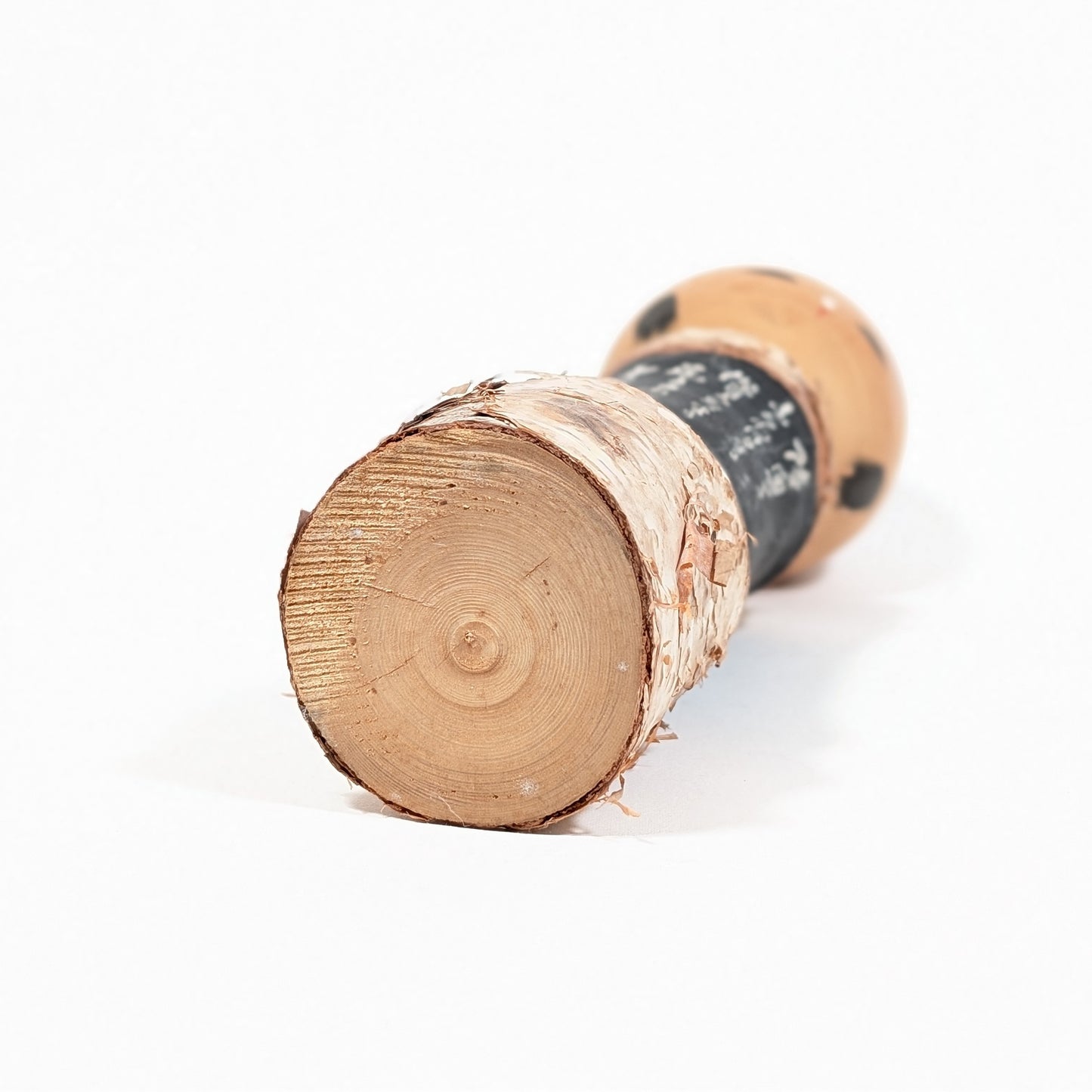 Kokeshi omiyage de Zao Onsen en bouleau japonais avec écorce naturelle, poupée japonaise vintage artisanale