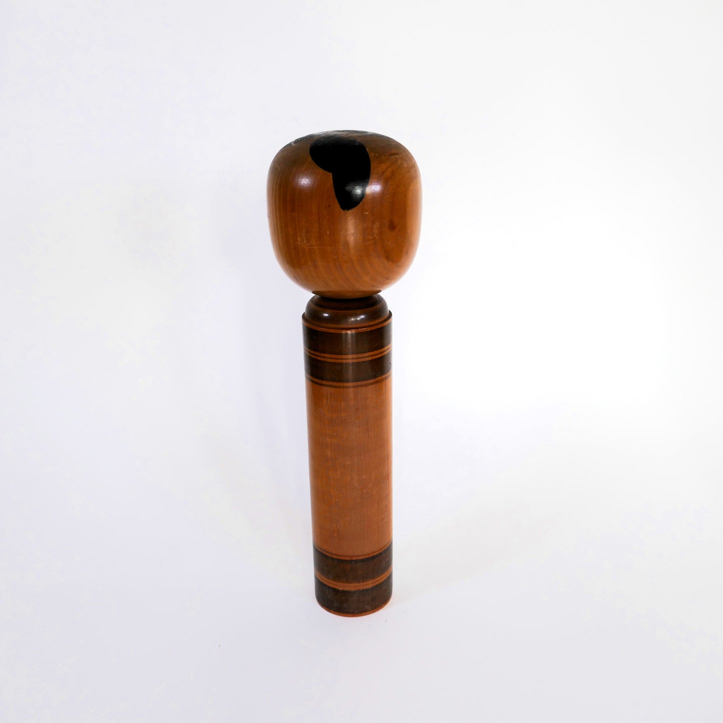 Kokeshi japonaise Shingata artisanale par Kiyohara Takao, vue de dos avec décor de camélias rouges.