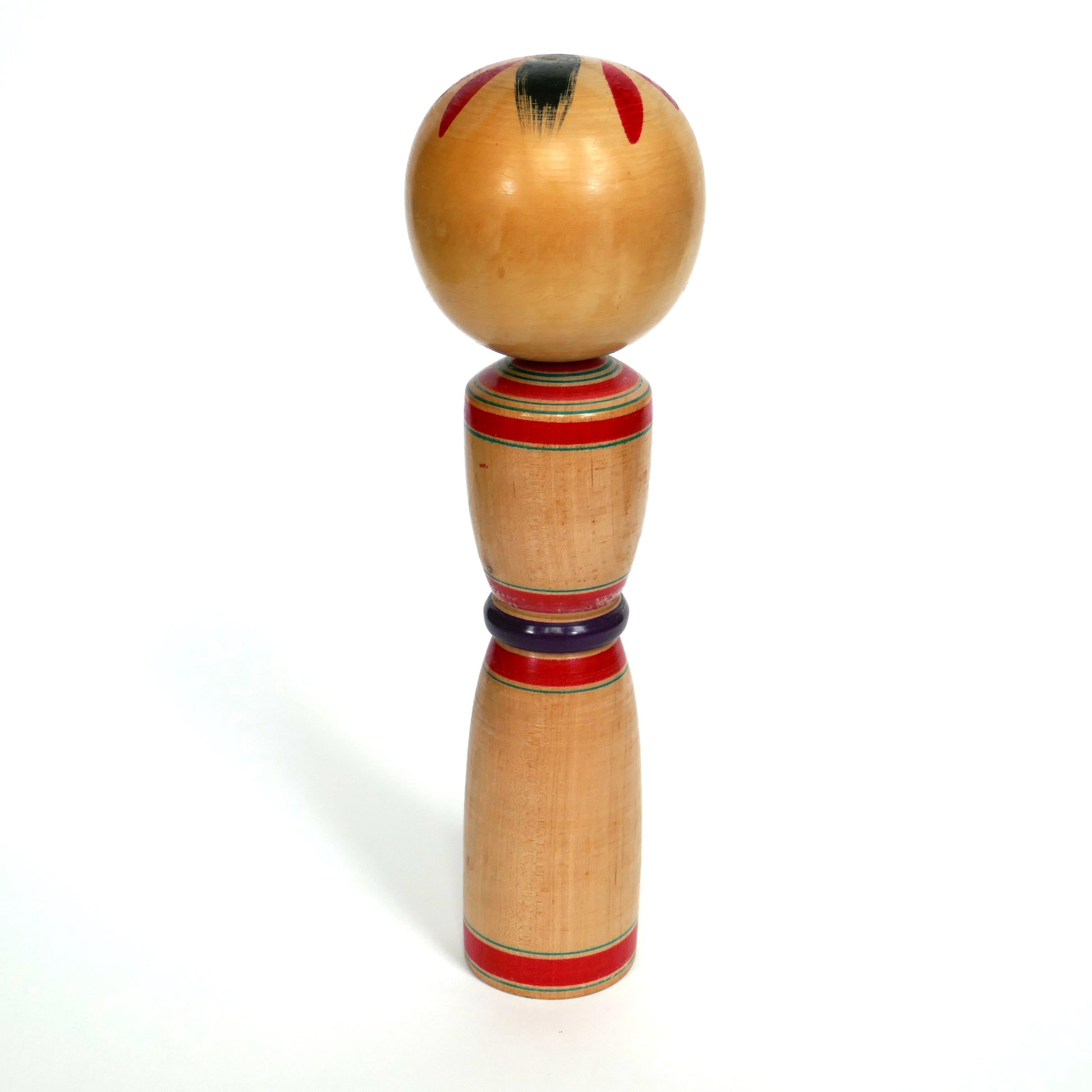 Vue arrière d'une poupée kokeshi shingata, artisanat japonais du Tōhoku