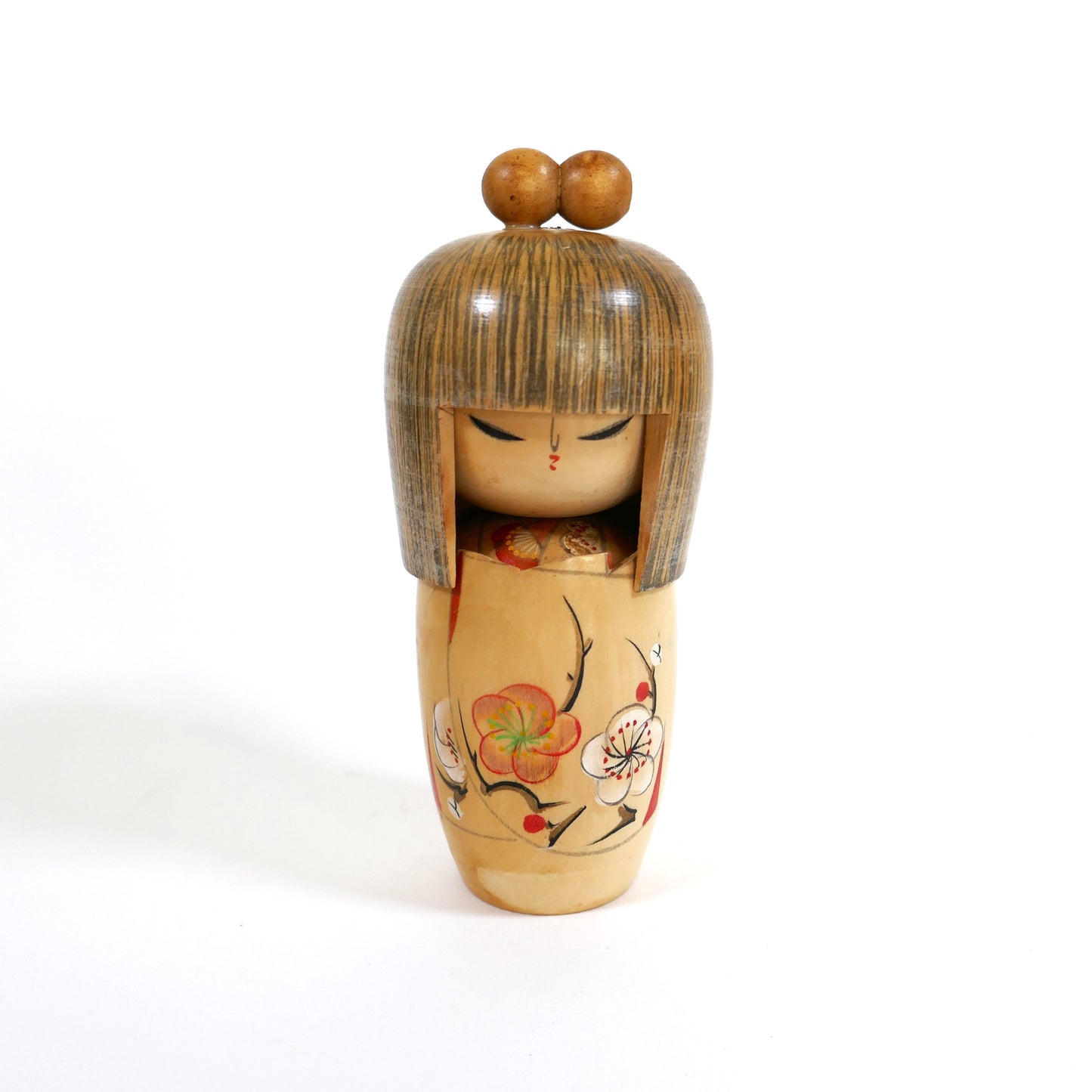 Kokeshi sosaku créative de 15 cm signée Shigemi Tanaka (Kojo Tanaka), vue de face, motifs de fleurs de prunier — poupée en bois japonaise vintage (ère Shōwa)