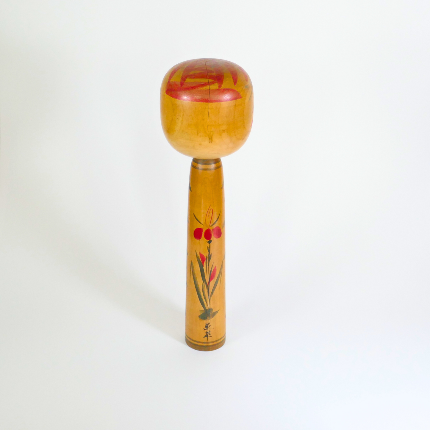poupée kokeshi vintage de style Tôgatta, sculptée, peinte à la main et signée par l'artisan Sato Teruo vue arrière