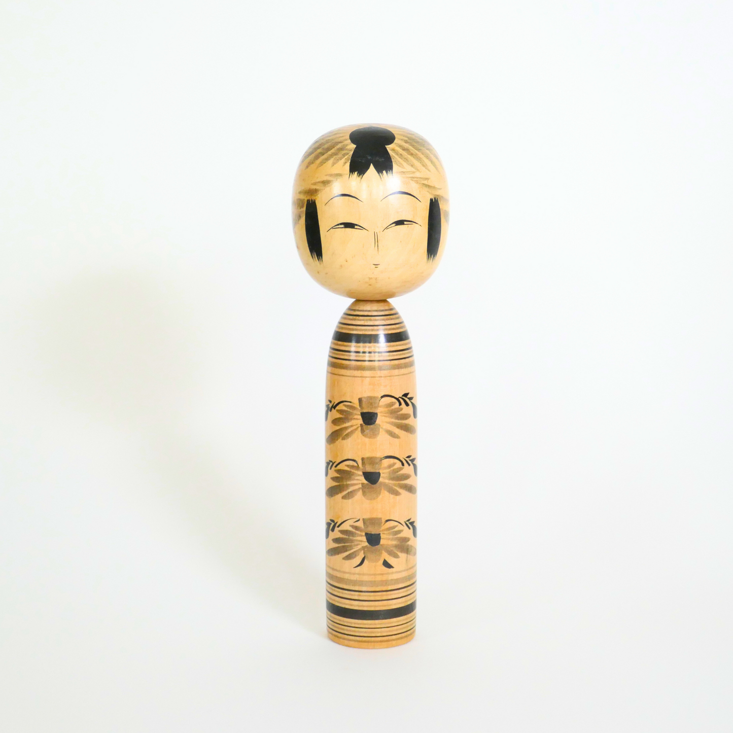 Kokeshi Tôgatta noire et grise vue de face, signée Murakami Tamajiro