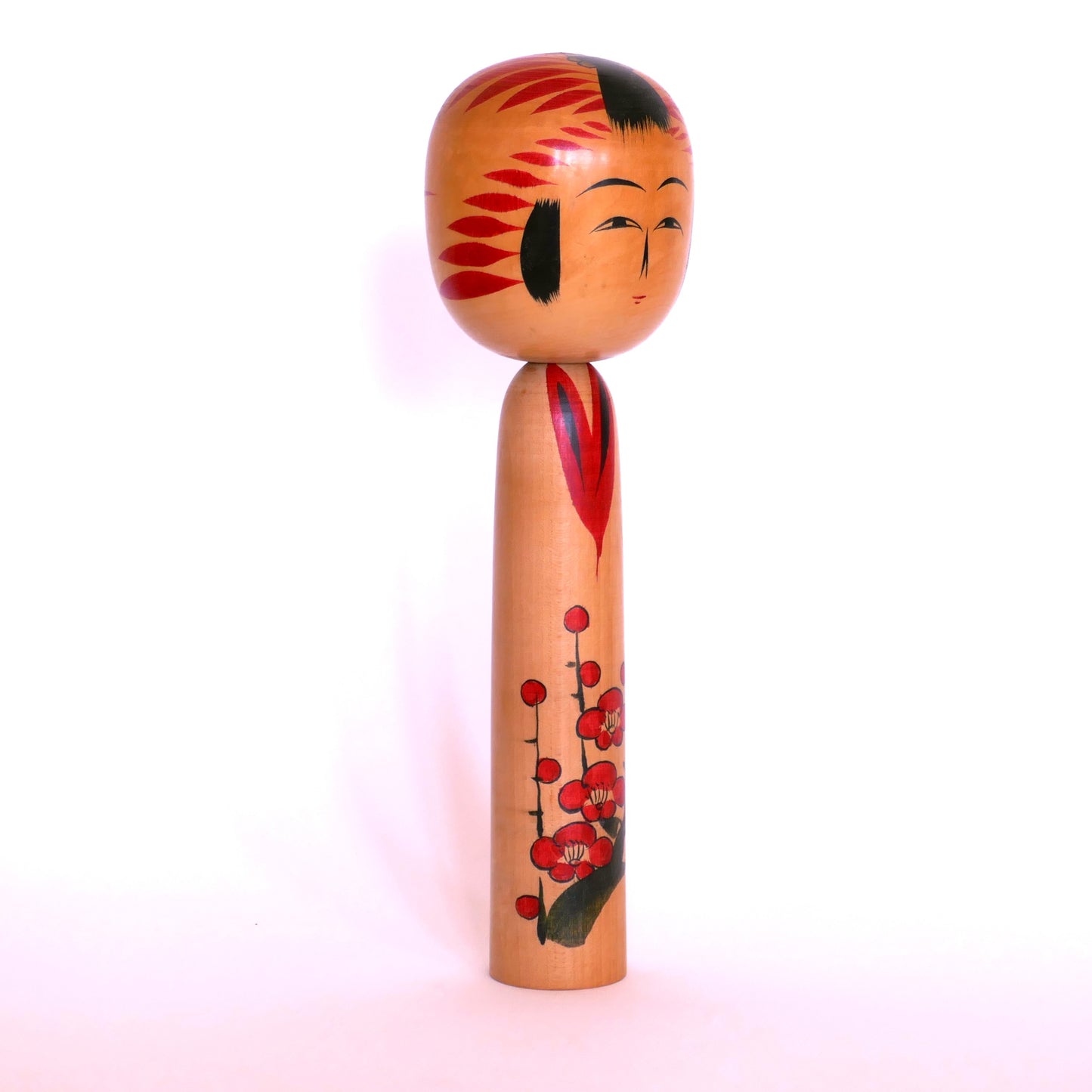 Vue latérale droite d’une kokeshi Togatta vintage – motif floral ume peint à la main par Satō Kesakichi