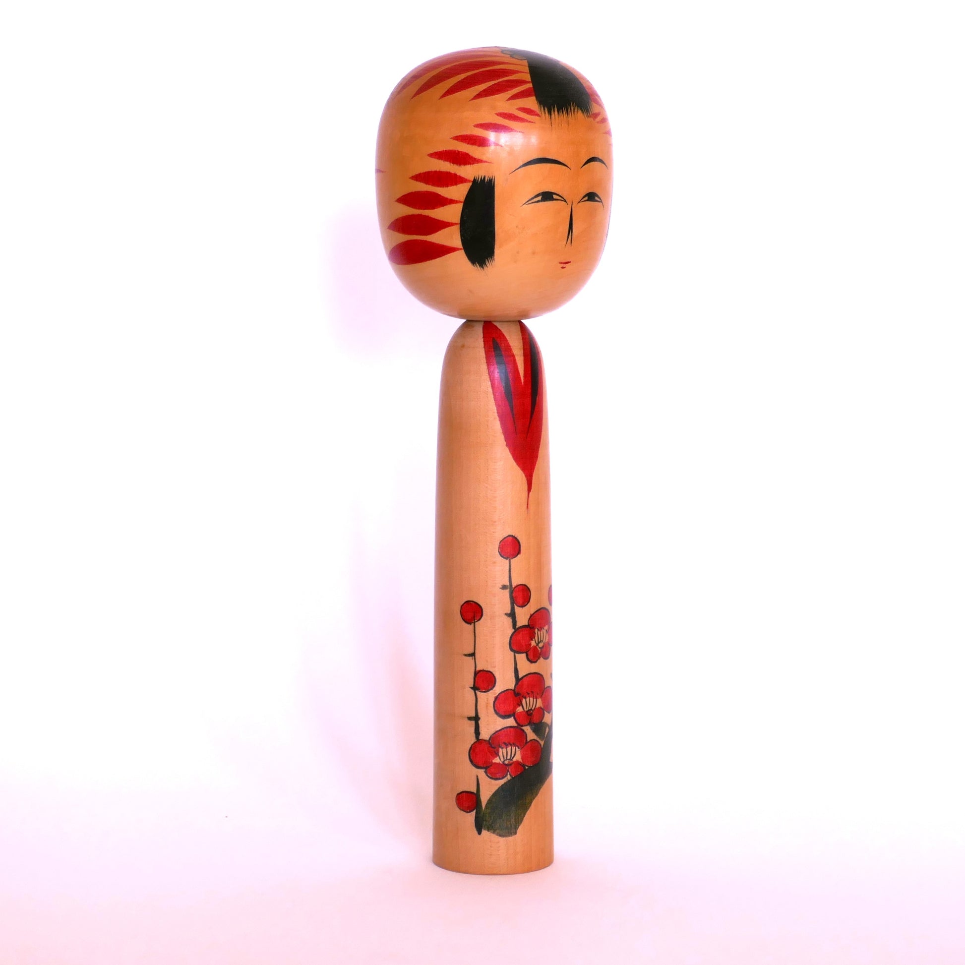 Vue latérale droite d’une kokeshi Togatta vintage – motif floral ume peint à la main par Satō Kesakichi