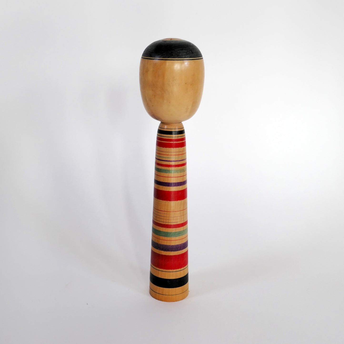 Dos d'une kokeshi de style Tsuchiyu montrant la texture du bois naturel