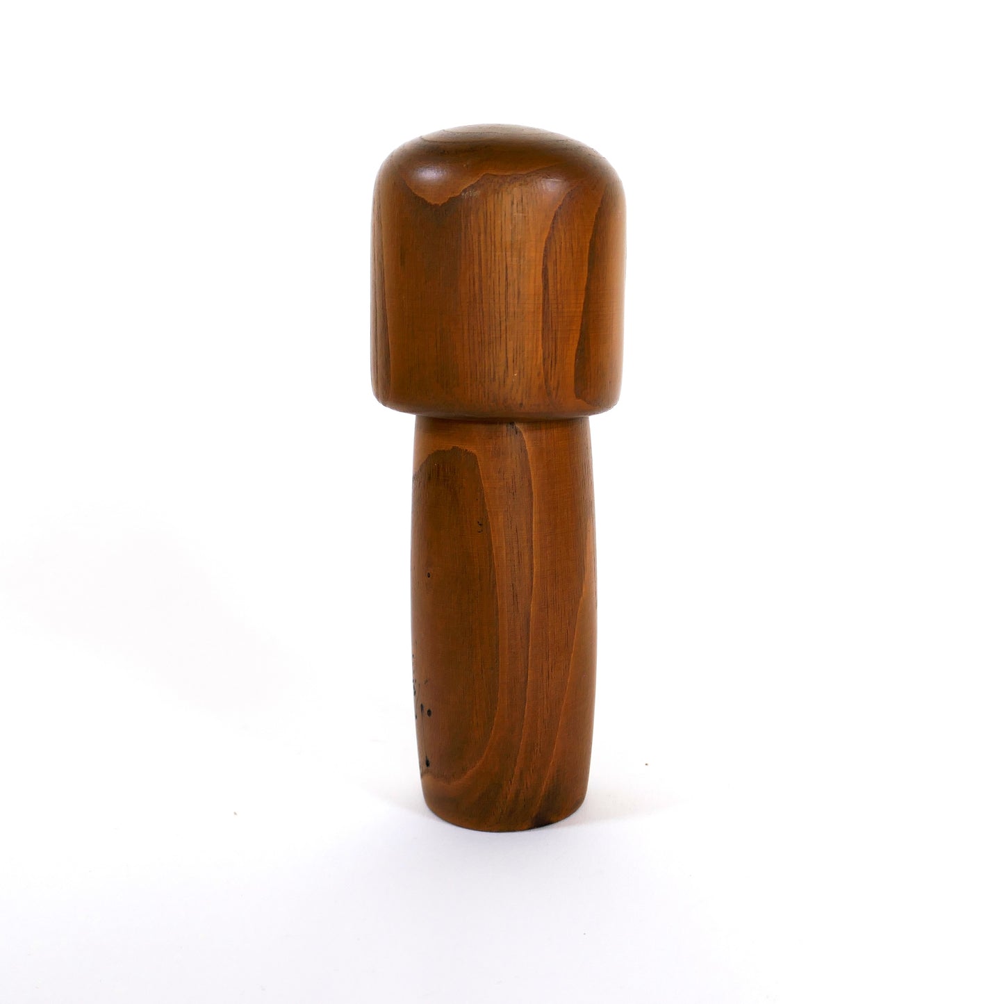 Dos d'une kokeshi Usaburo Okamoto montrant la forme sculptée dans du bois brut