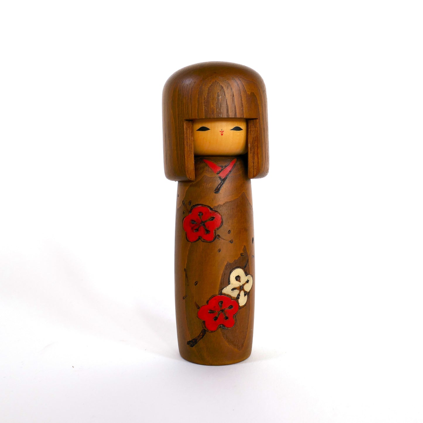 Kokeshi Sosaku par Usaburo Okamoto vue de face, fleurs de prunier rouges et blanches sur bois naturel